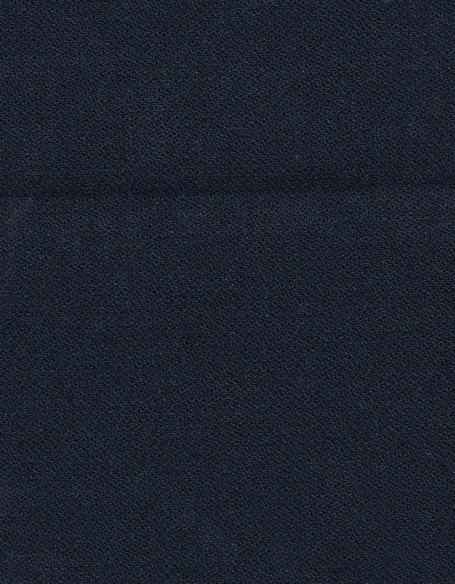 Dunkelblauer Stoff mit feiner Struktur, ideal für elegante bugatti Outfits.
