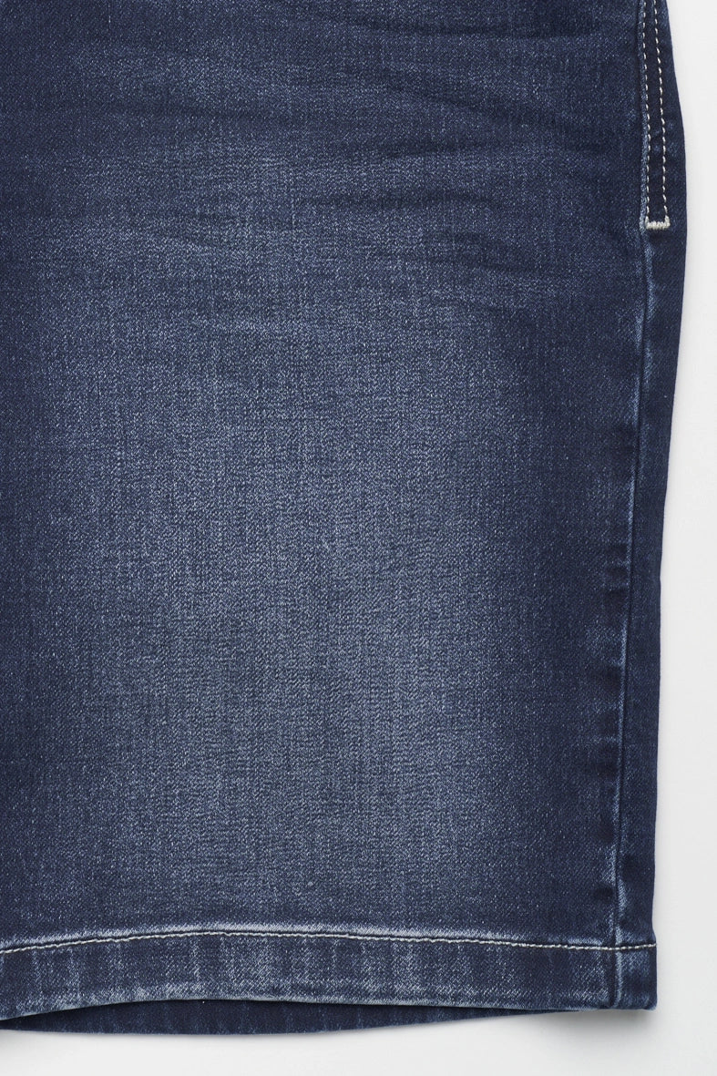 Dunkelblauer bugatti-Jeansstoff, Detailaufnahme, legeres Design.