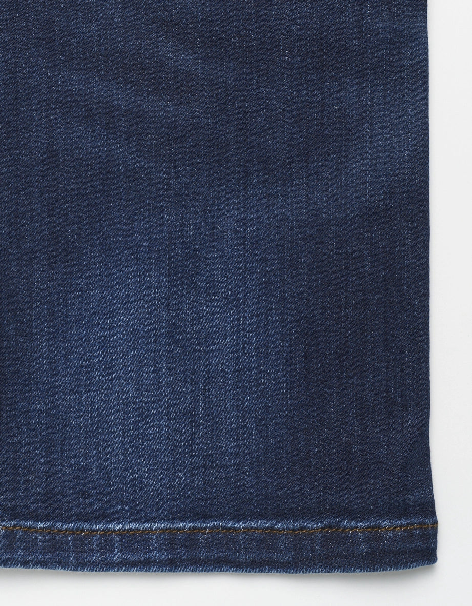 Dunkelblaue bugatti Jeans, Nahaufnahme, zeigt Taschen und Nähte.