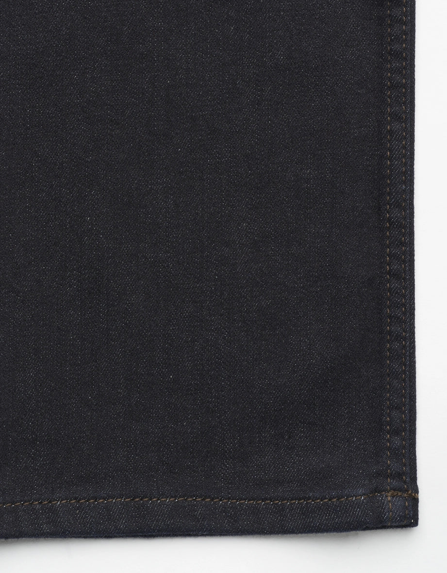 Dunkelblaue bugatti Jeans mit rotem Ziernahtdetail, Nahaufnahme, zeitloser Stil und hochwertige Verarbeitung.
