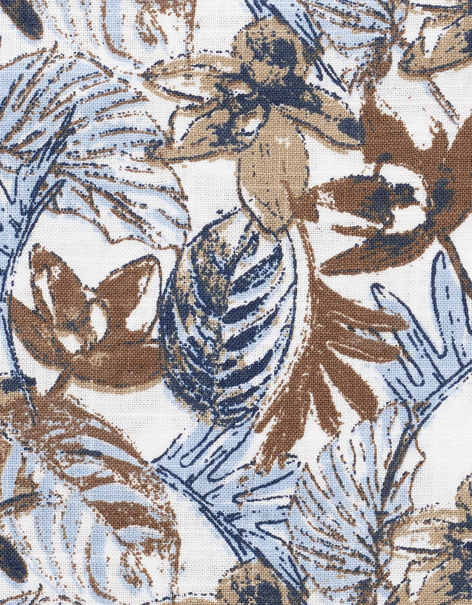 Florales Muster in Blau und Braun auf weißem Hintergrund. Stoffdetail für bugatti.
