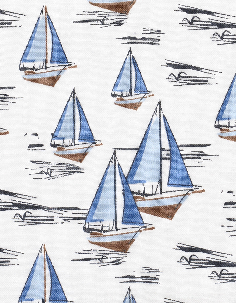 Segelbootmuster auf weißem Stoff, blaue und braune Boote, nautisches Design.