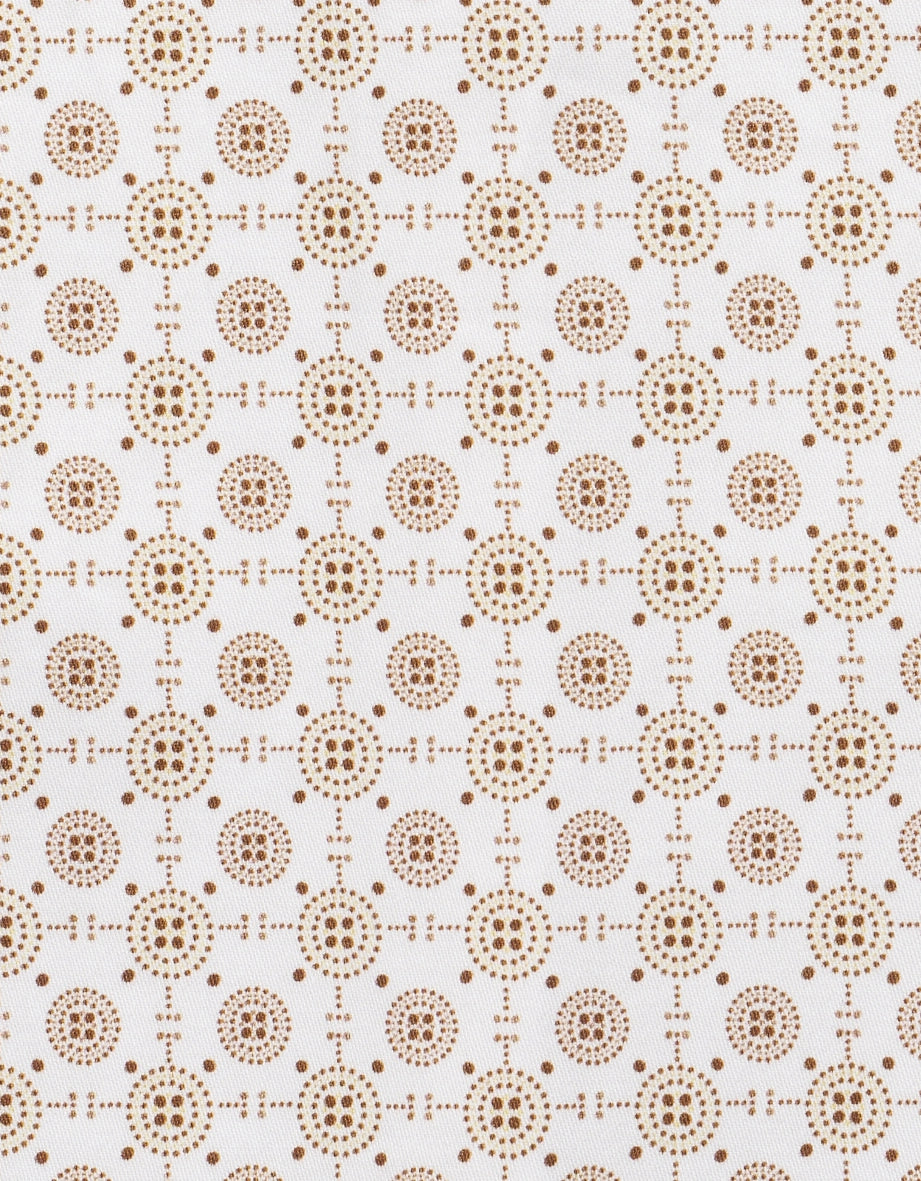 Witte stof met bruin, cirkelvormig patroon, detailweergave.