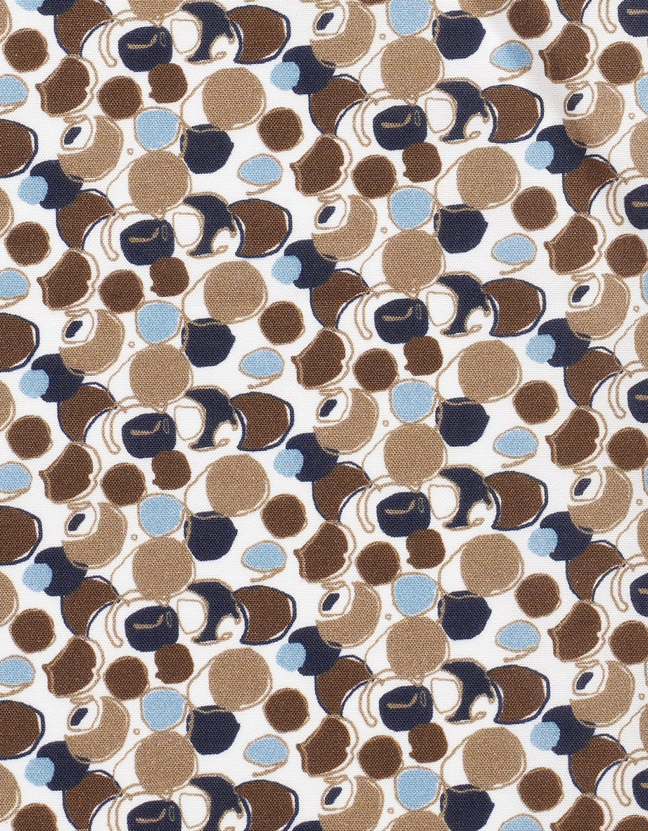 Abstract patroon in bruin, blauw en beige op witte stof, ideaal voor stijlvolle bugatti outfits.