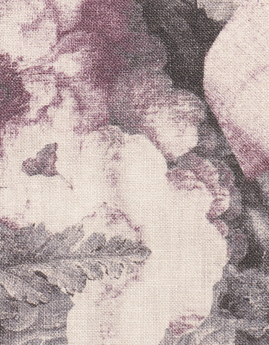 Floral Muster in Lila und Grau auf Stoff, detailreich und elegant, inspiriert von bugattis Stil.