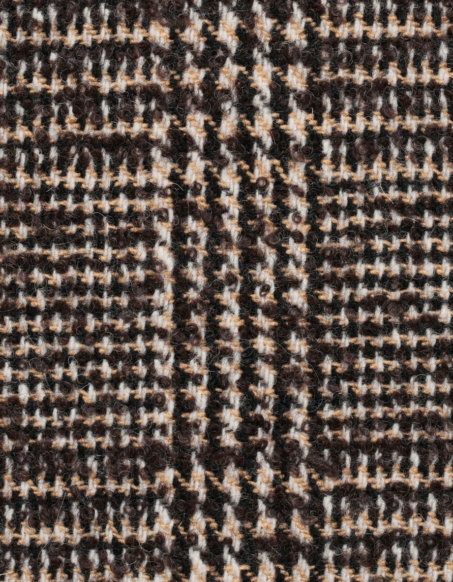 Karierter Stoff in Braun, Beige und Weiß, detailreiches Muster, Nahaufnahme.