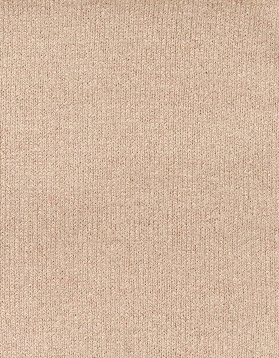 Beigefarbener Strickstoff von bugatti, Nahaufnahme, zeigt das feine, gleichmäßige Maschenmuster.