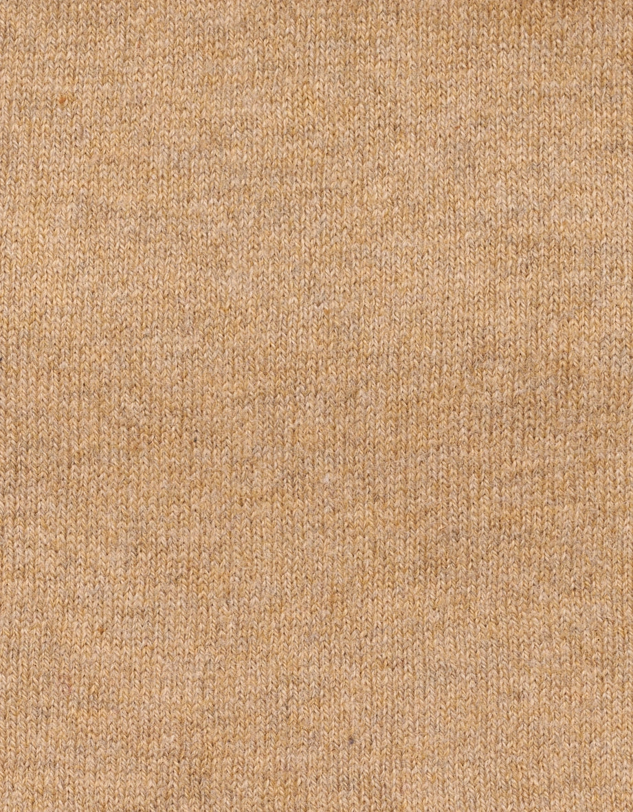 Beige Strickstoff in Nahaufnahme von bugatti, zeigt feine Textur und hochwertige Verarbeitung.