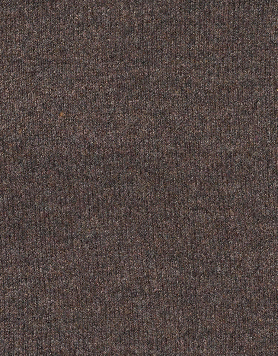 Brauner Strickstoff mit meliertem Muster, Detailaufnahme.