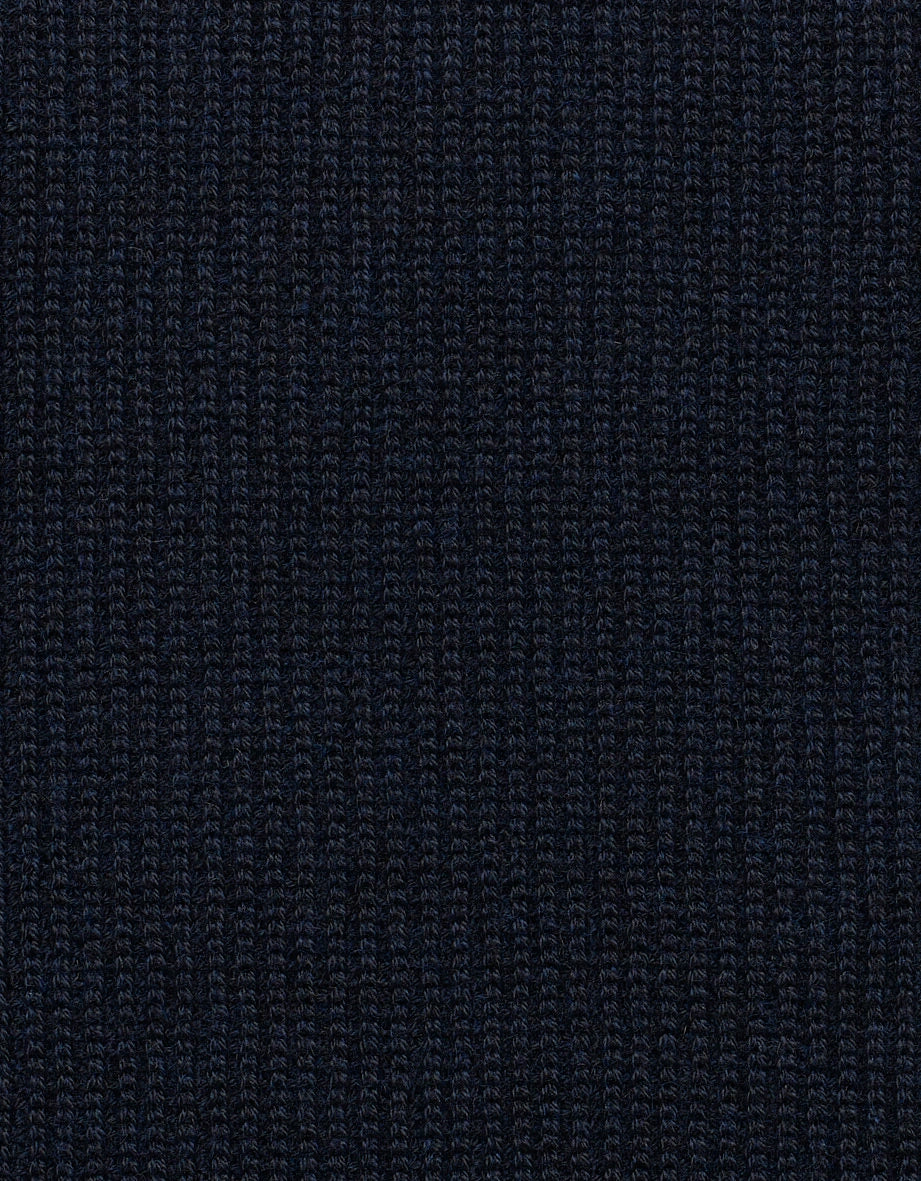 Dunkelblauer Strickstoff mit feiner Rippenstruktur, Detailansicht, Stoffmuster von bugatti.