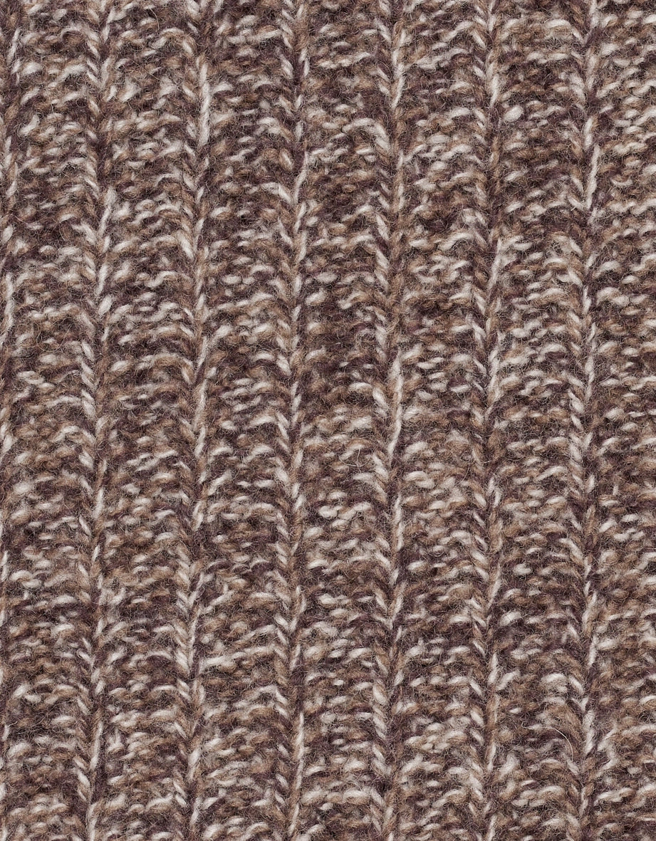 Strickmuster in Brauntönen, Nahaufnahme, weiches Material, ideal für gemütliche bugatti-Pullover.