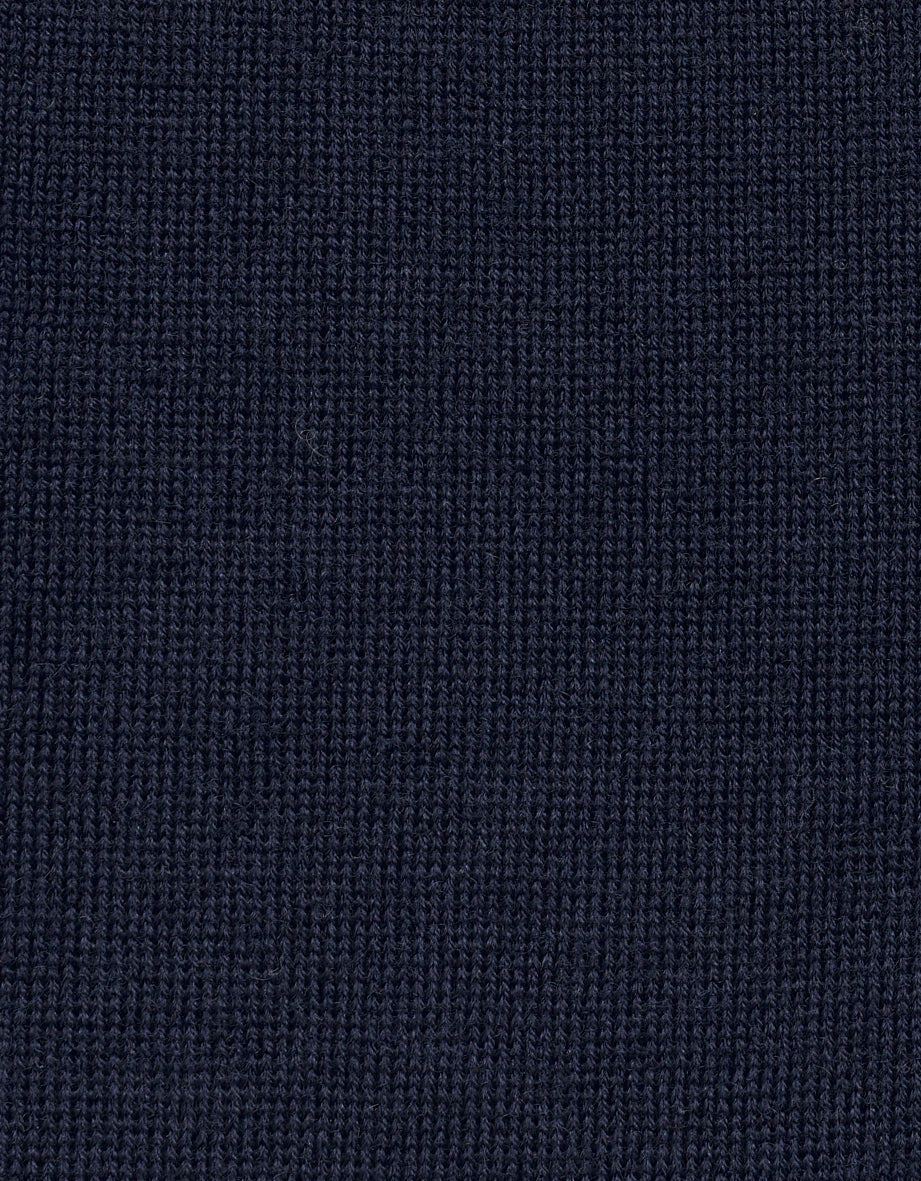 Dunkelblauer Stoff in feiner Strickoptik, Detailaufnahme, geeignet für bugatti Pullover oder Strickwaren.