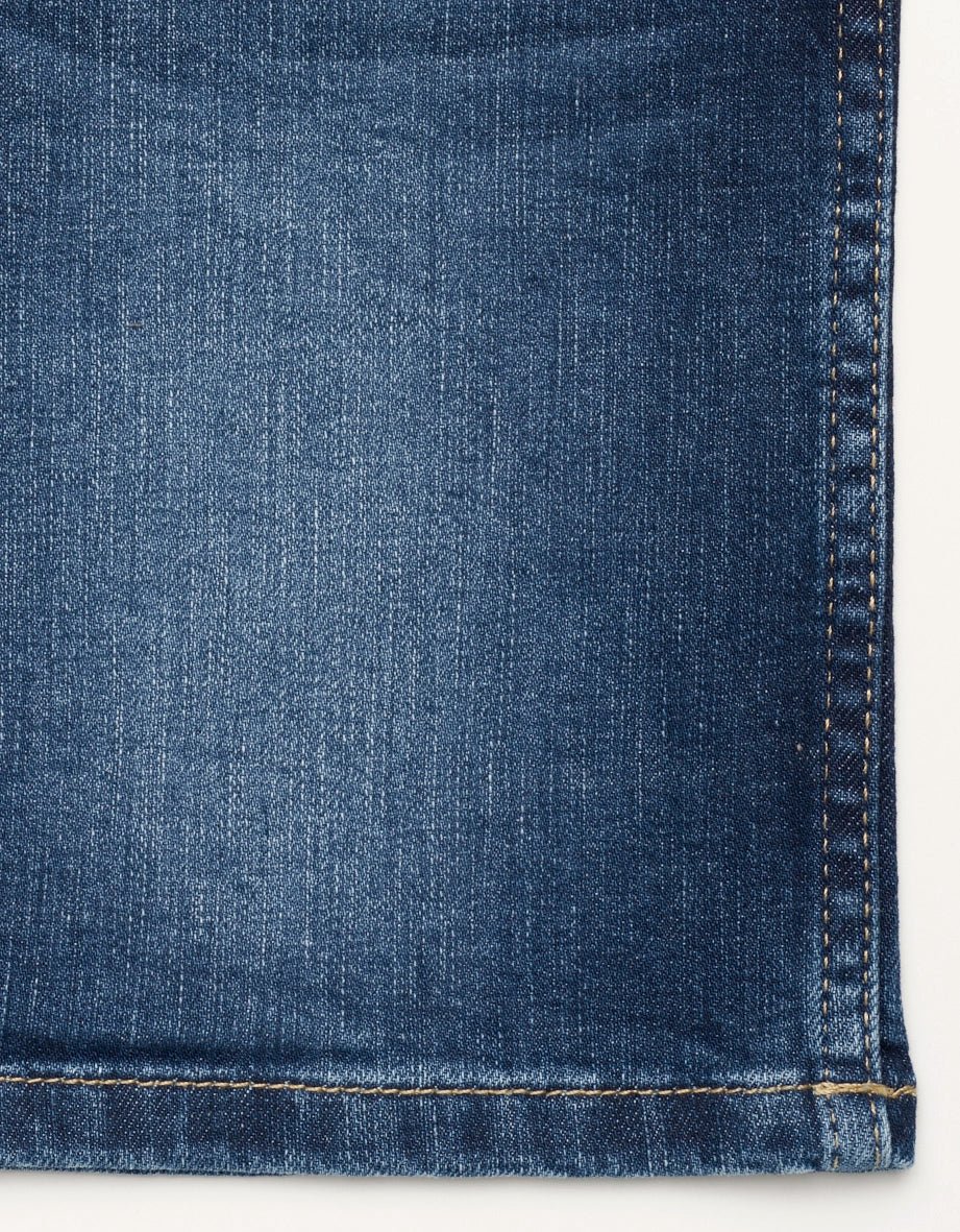 Dunkelblaue bugatti Jeans, Vintage-Denim, Nahaufnahme der Taschen.