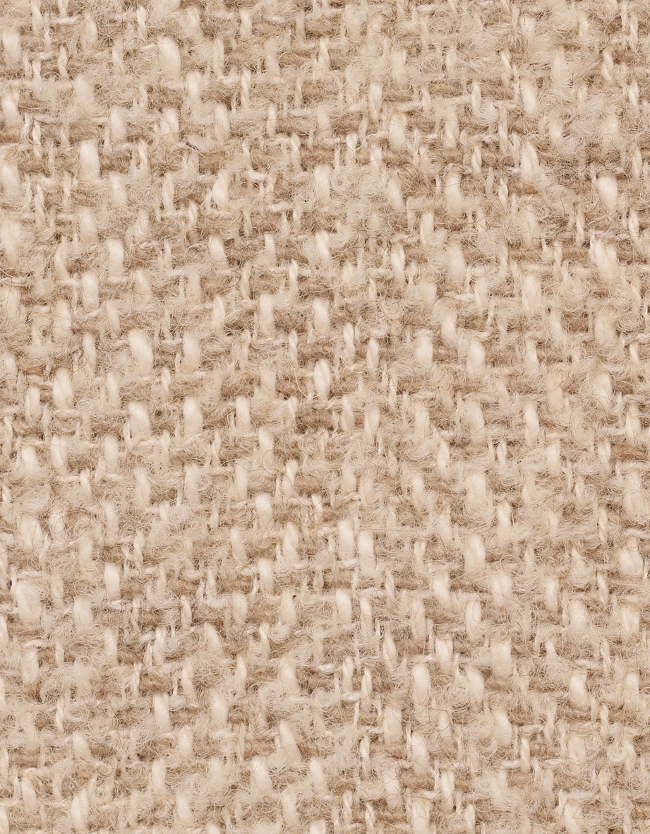 Beige Mantel und Rollkragenpullover auf Model. Halbprofil-Pose, eleganter Style von bugatti.