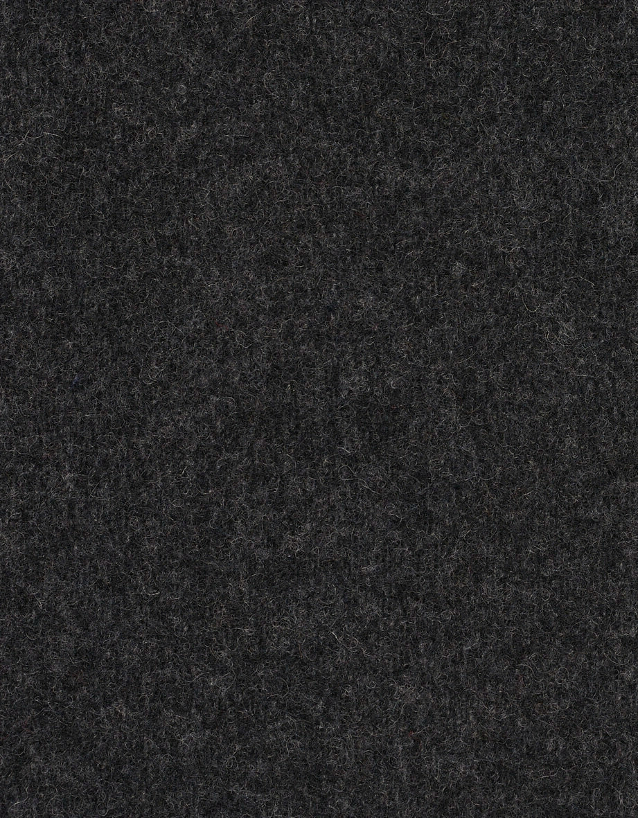 Damen Modelbild mit grauem bugatti Mantel und schwarzer Bluse, frontal, elegantes Styling.