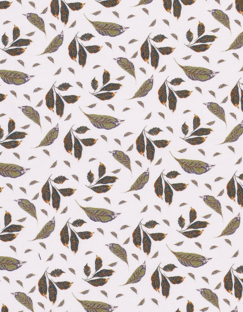 Abstraktes Blattmuster in Grün und Braun auf weißem Hintergrund, Stoffdesign.