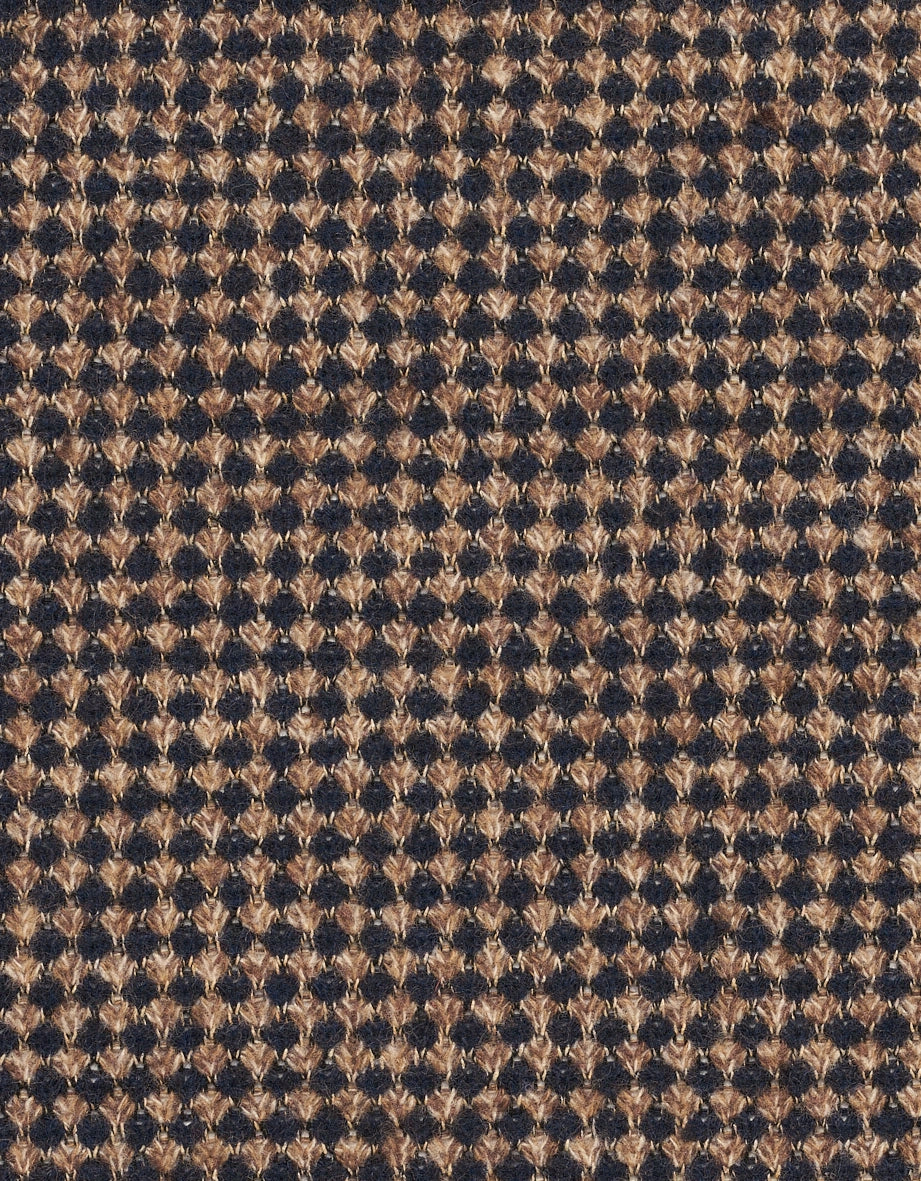Brauner und schwarzer geometrischer Stoffdruck, keine Personen abgebildet.