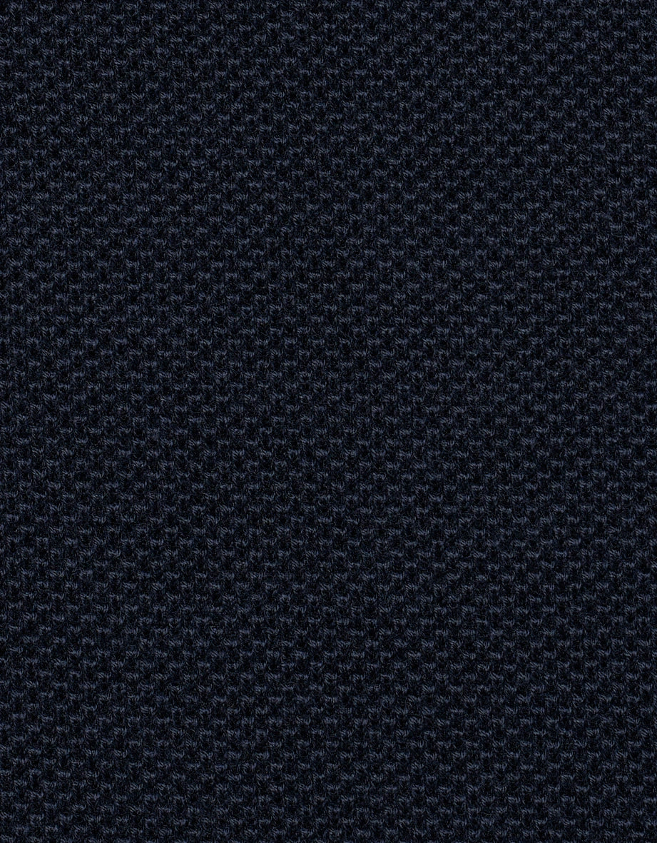 Dunkelblauer bugatti Strickpullover mit Reißverschluss, Detailaufnahme des Kragens, Büstenbild.