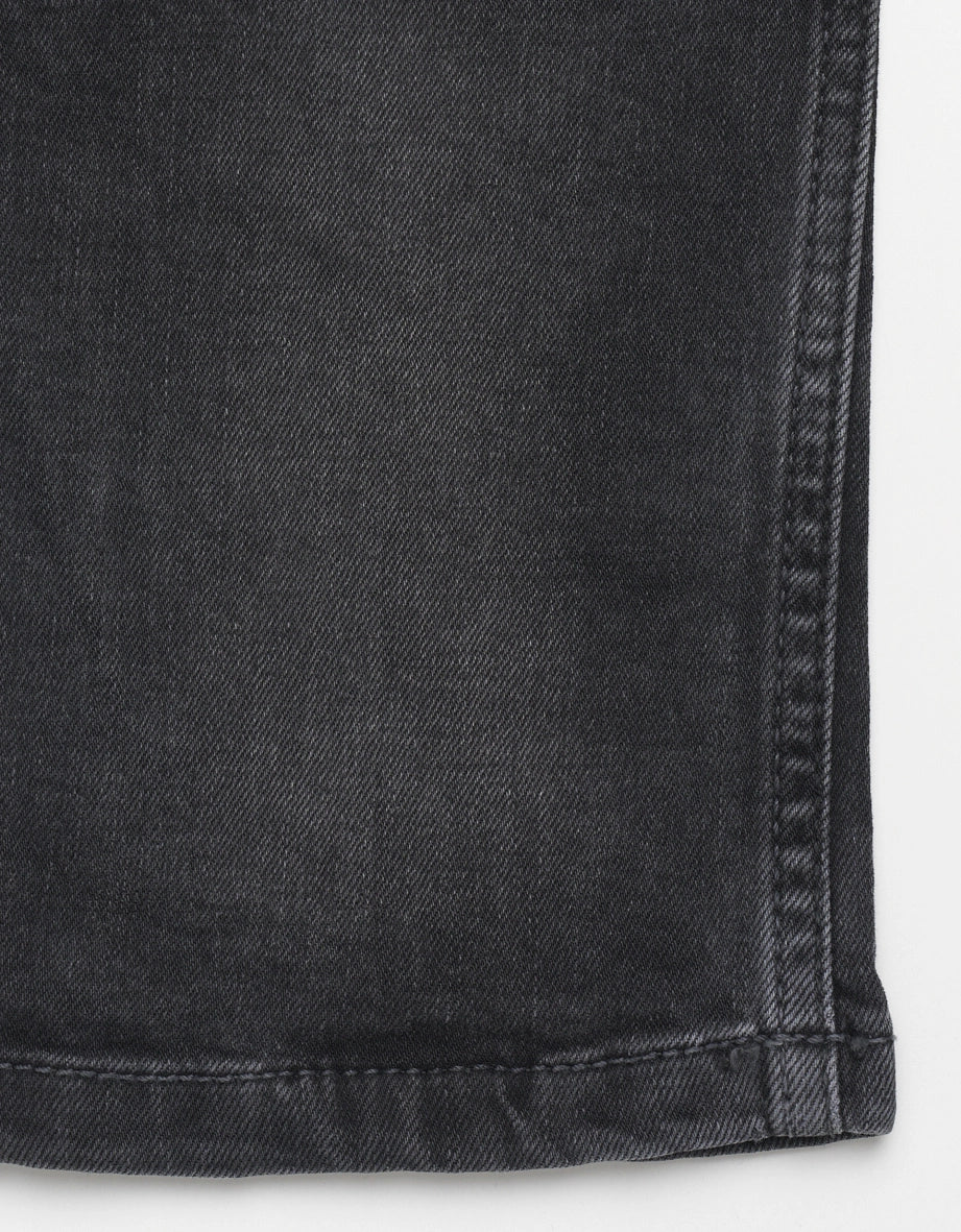 Schwarze Jeansstoff-Detailansicht, Naht sichtbar, legeres Bild.