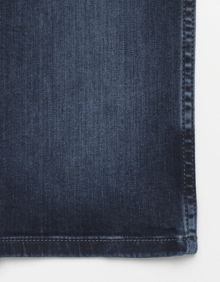 Rückansicht einer dunkelblauen bugatti Jeans mit geradem Schnitt und schlichter Waschung.