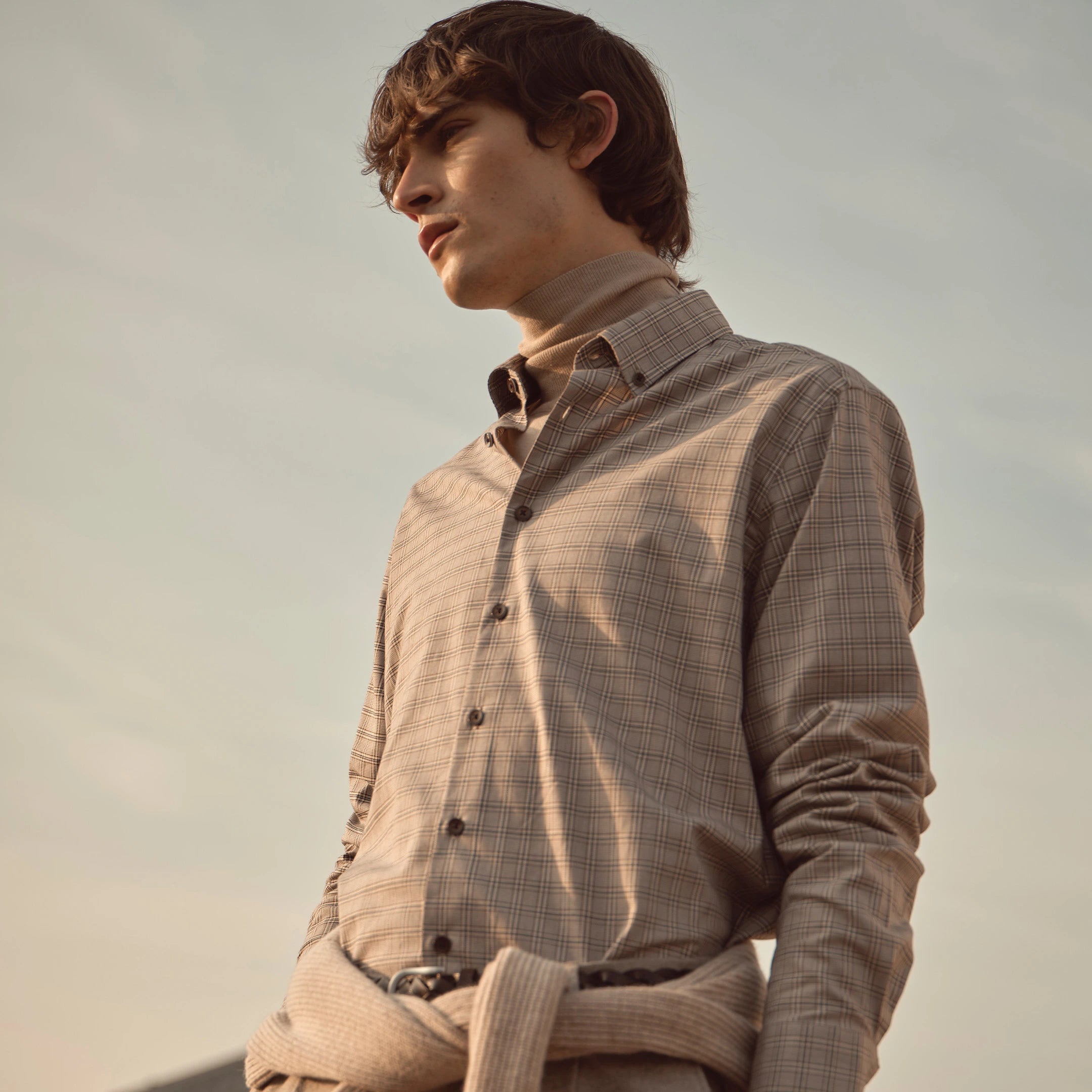 Mann trägt beigefarbenes bugatti Karohemd über Rollkragenpullover aus der Herren Herbst/Winter-Kollektion 2025 – moderner Business-Casual Look im Venetian Chic.