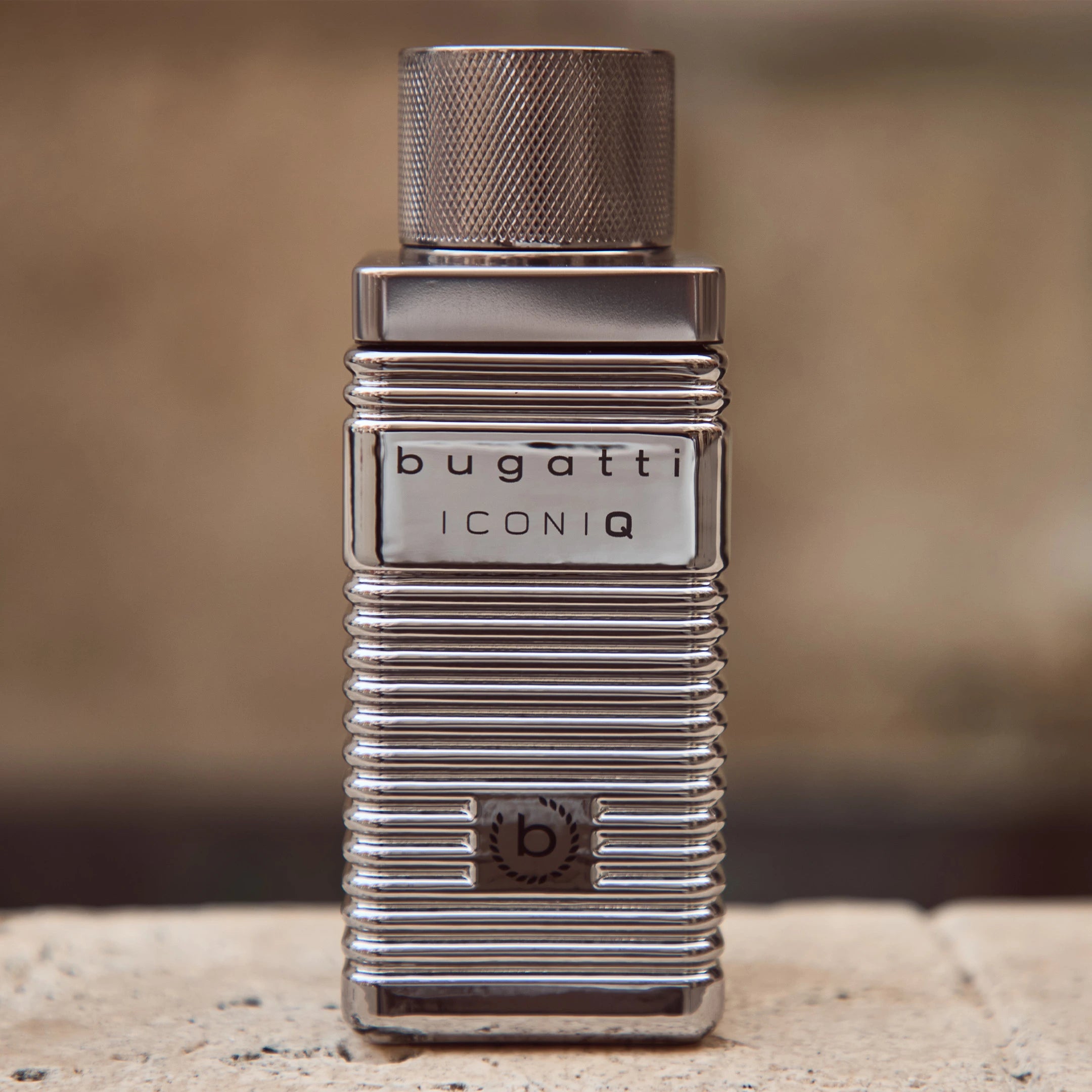 bugatti ICONIQ Eau de Parfum in silbernem Flakon mit markanter Rippenstruktur – exklusiver Herrenduft aus der bugatti Kollektion, elegant und modern inszeniert.