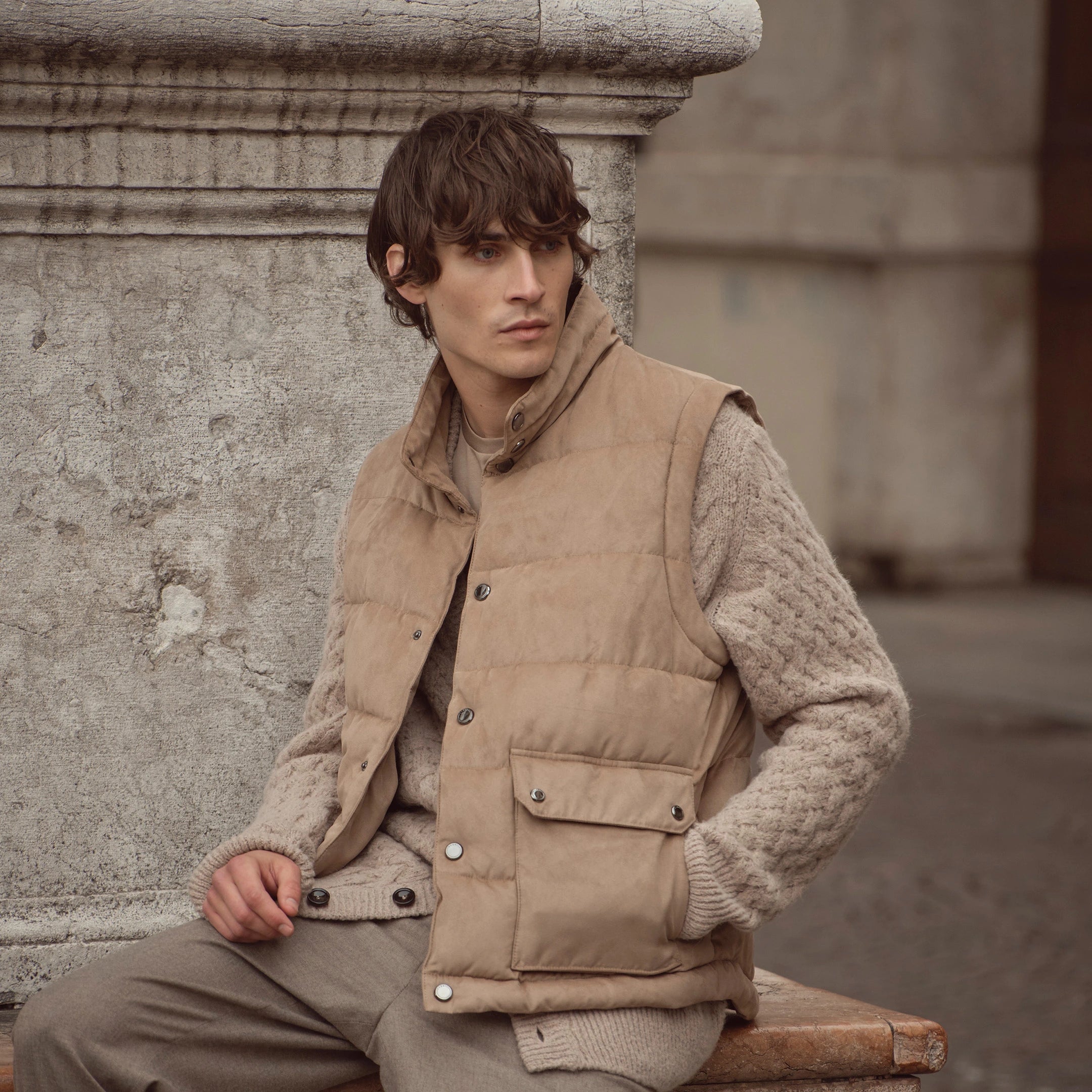 Mann trägt beigefarbene bugatti Steppweste über grob gestricktem Pullover aus der Herren Herbst/Winter-Kollektion 2025 – lässiger Casual Look im Venetian Chic.