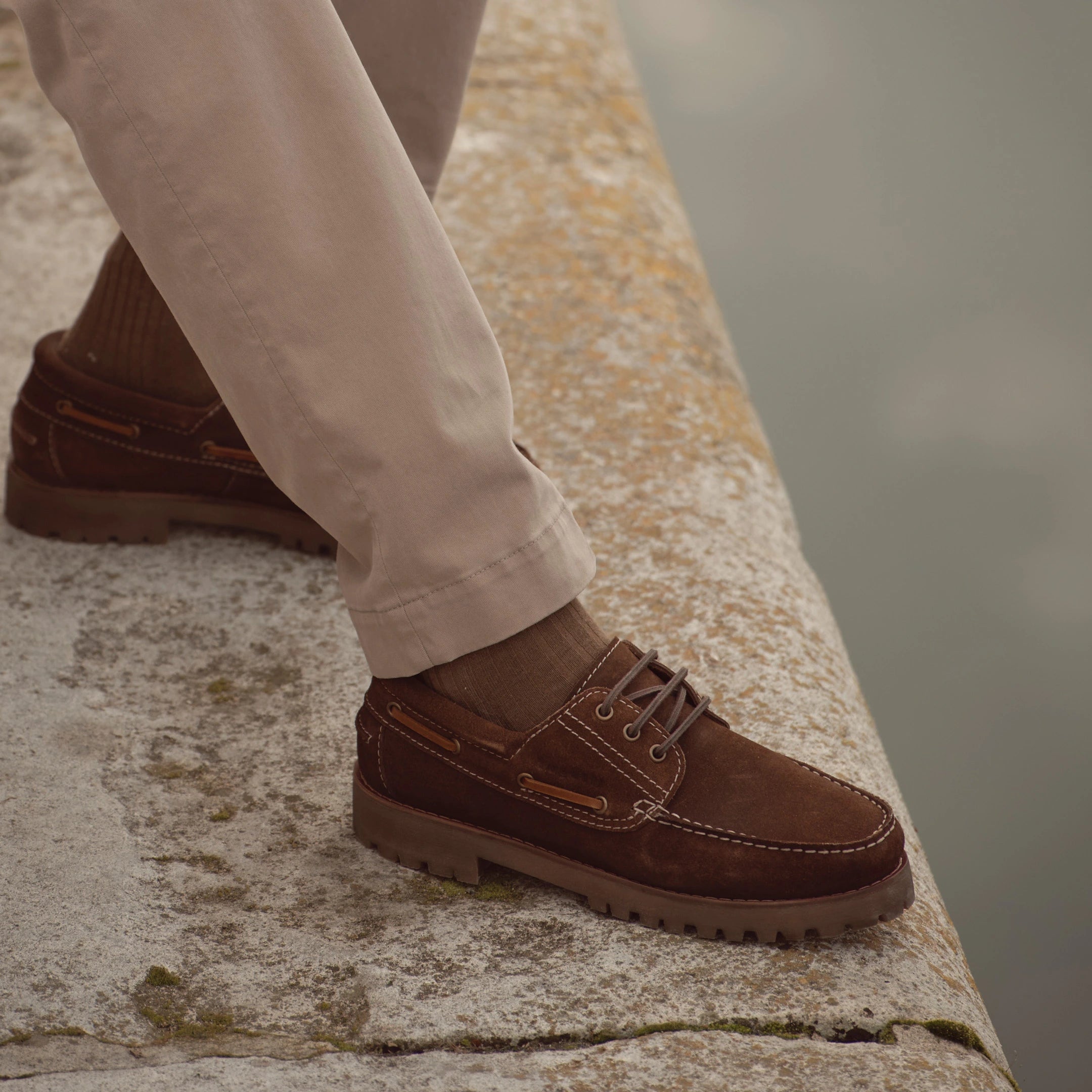 Nahaufnahme brauner bugatti Herrenschuhe aus Wildleder mit robuster Sohle, kombiniert mit beigefarbener Hose – stilvoller Schuh der Herbst/Winter-Kollektion 2025 im Venetian Chic.