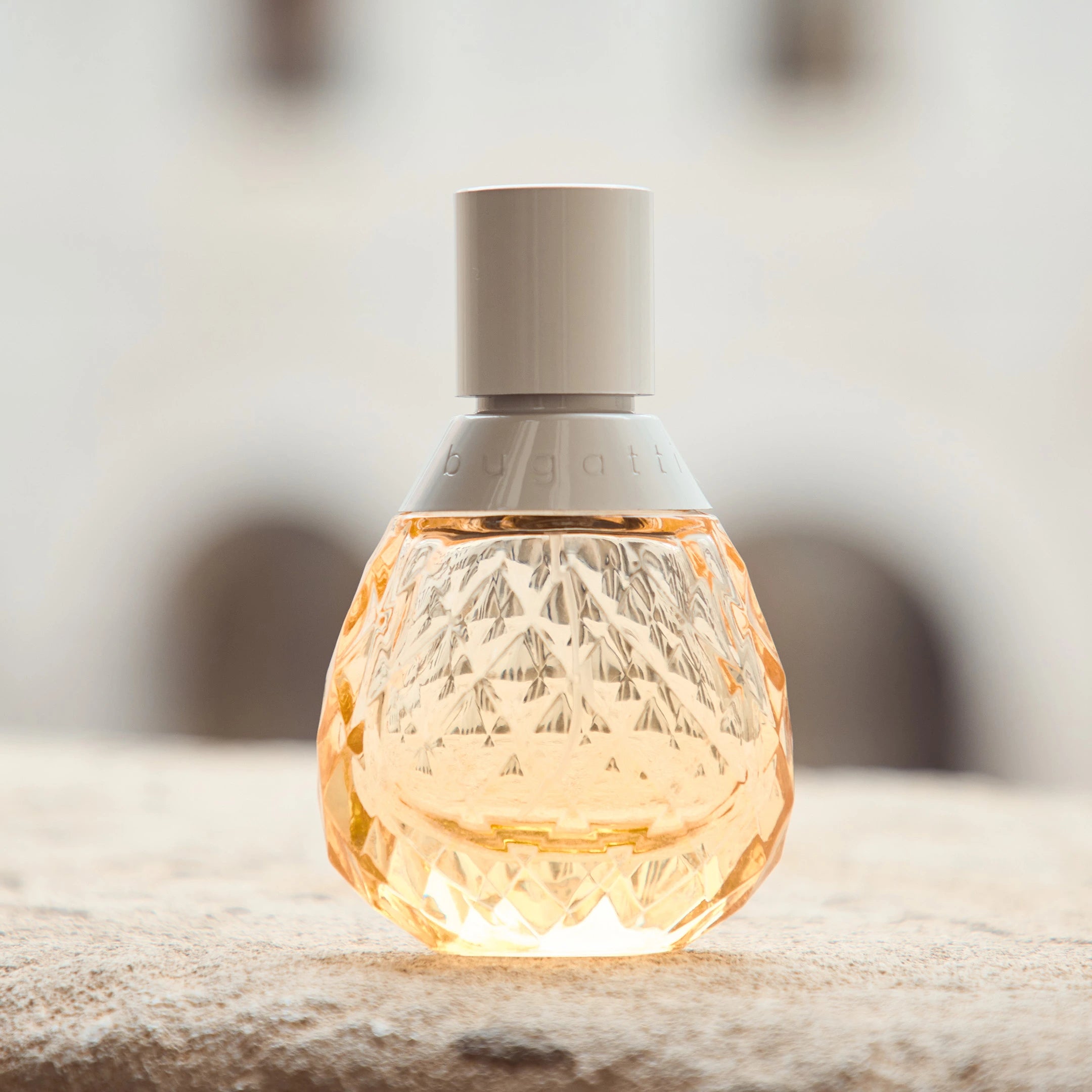 bugatti Damenparfum in elegantem Kristallflakon mit goldfarbenem Duft – luxuriöser Duft der Herbst/Winter-Kollektion 2025, stilvoll inszeniert im Venetian Chic.
