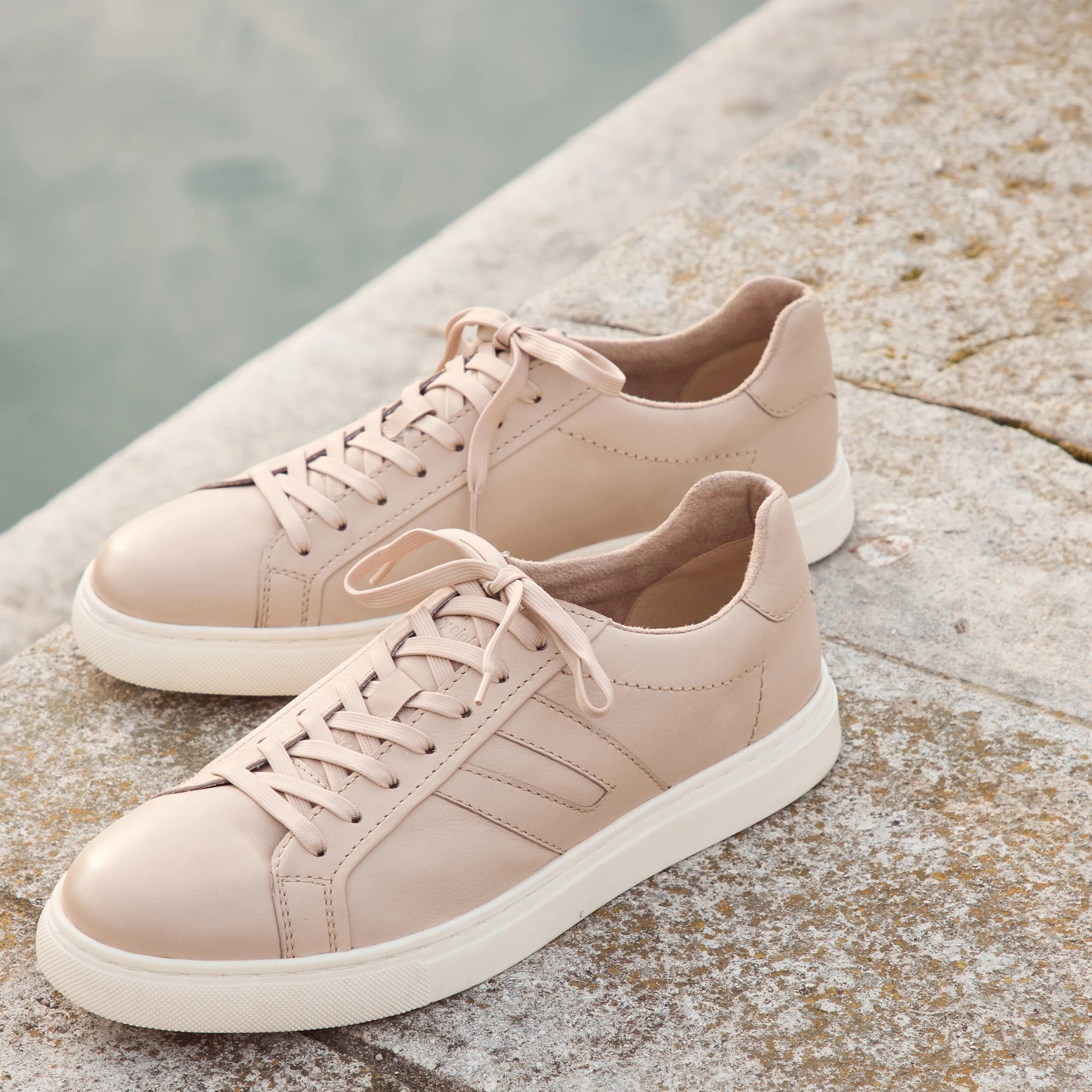 Beigefarbene bugatti Damen Sneaker aus Leder mit weißer Sohle – moderner, vielseitiger Schuh der Herbst/Winter-Kollektion 2025 im Venetian Chic.