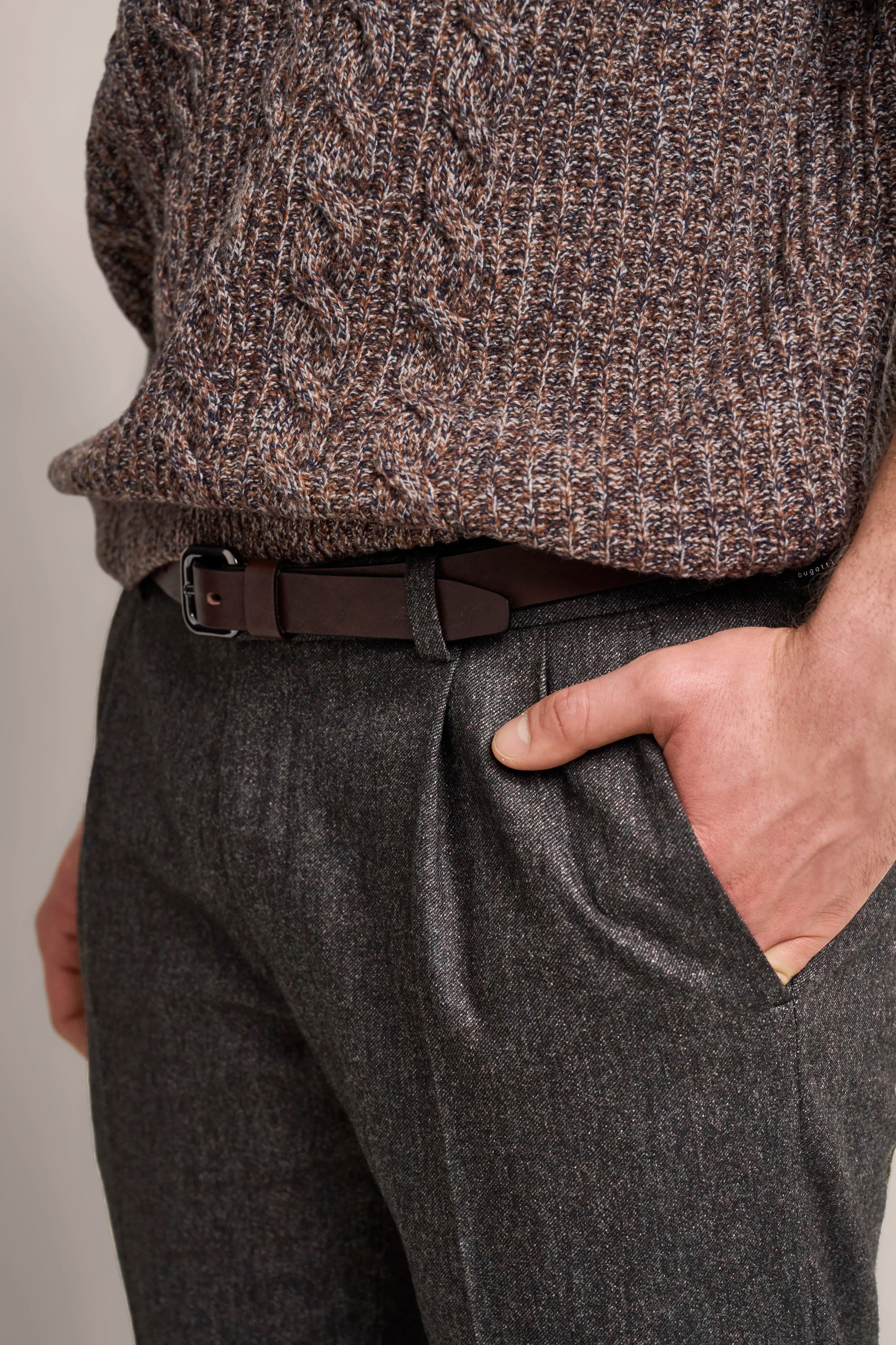 Brauner Strickpullover und graue Hose, Detailansicht, legeres Outfit, bugatti Stil.