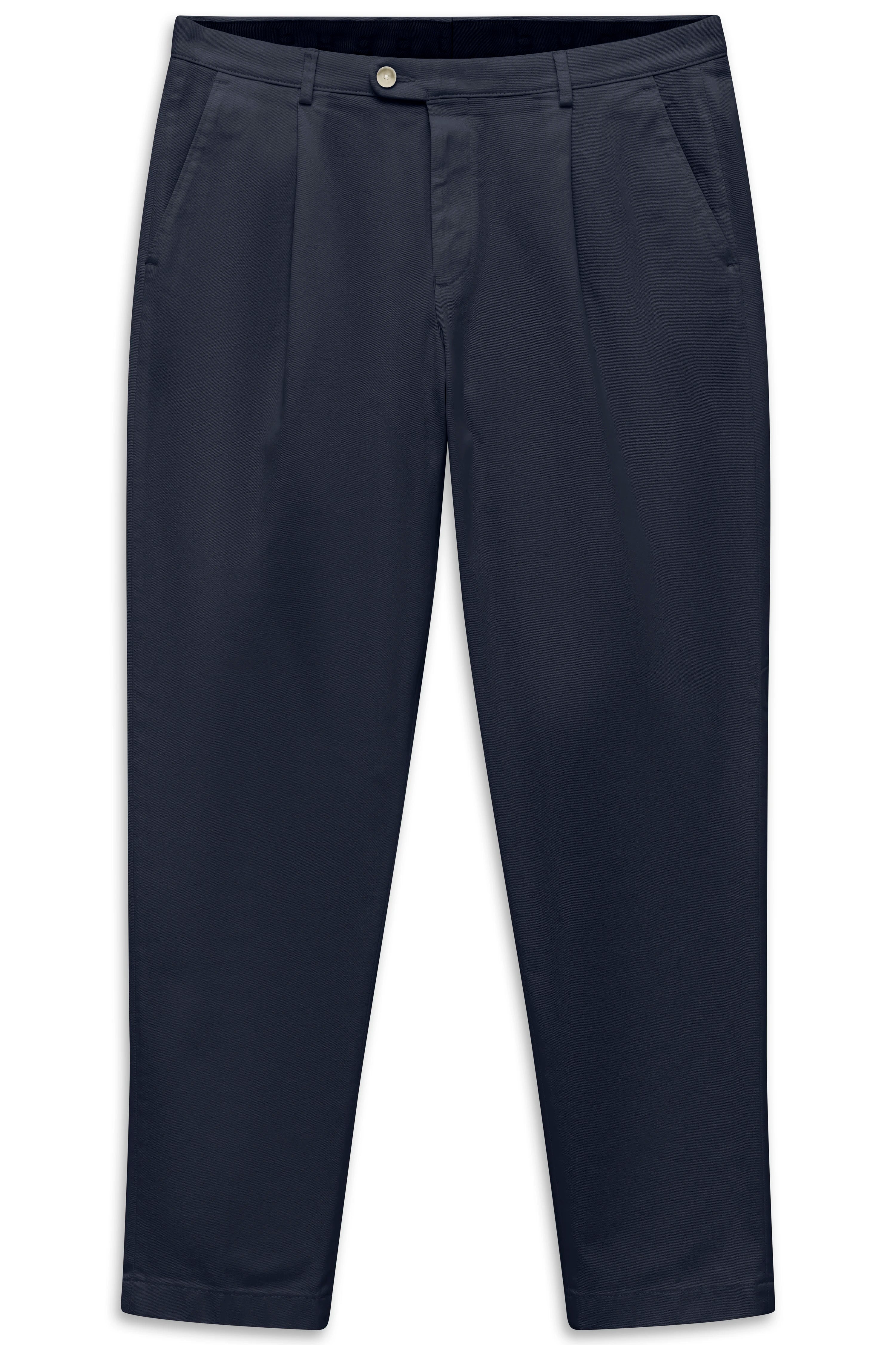 bugatti elegante, dunkelblaue Hose, klassisches Design, Büstenbild.