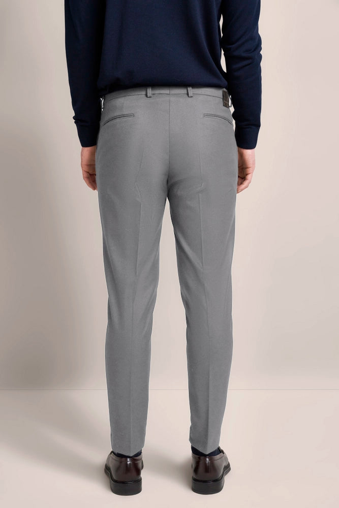 Graue Anzughose, Rückansicht, getragen von Modell, kombiniert mit dunkelblauem Pullover, legeres Outfit.