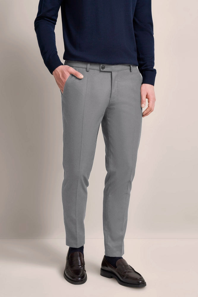 Bugatti Modelbild: Navy Pullover, graue Hose, schwarze Schuhe, legeres Posing.
