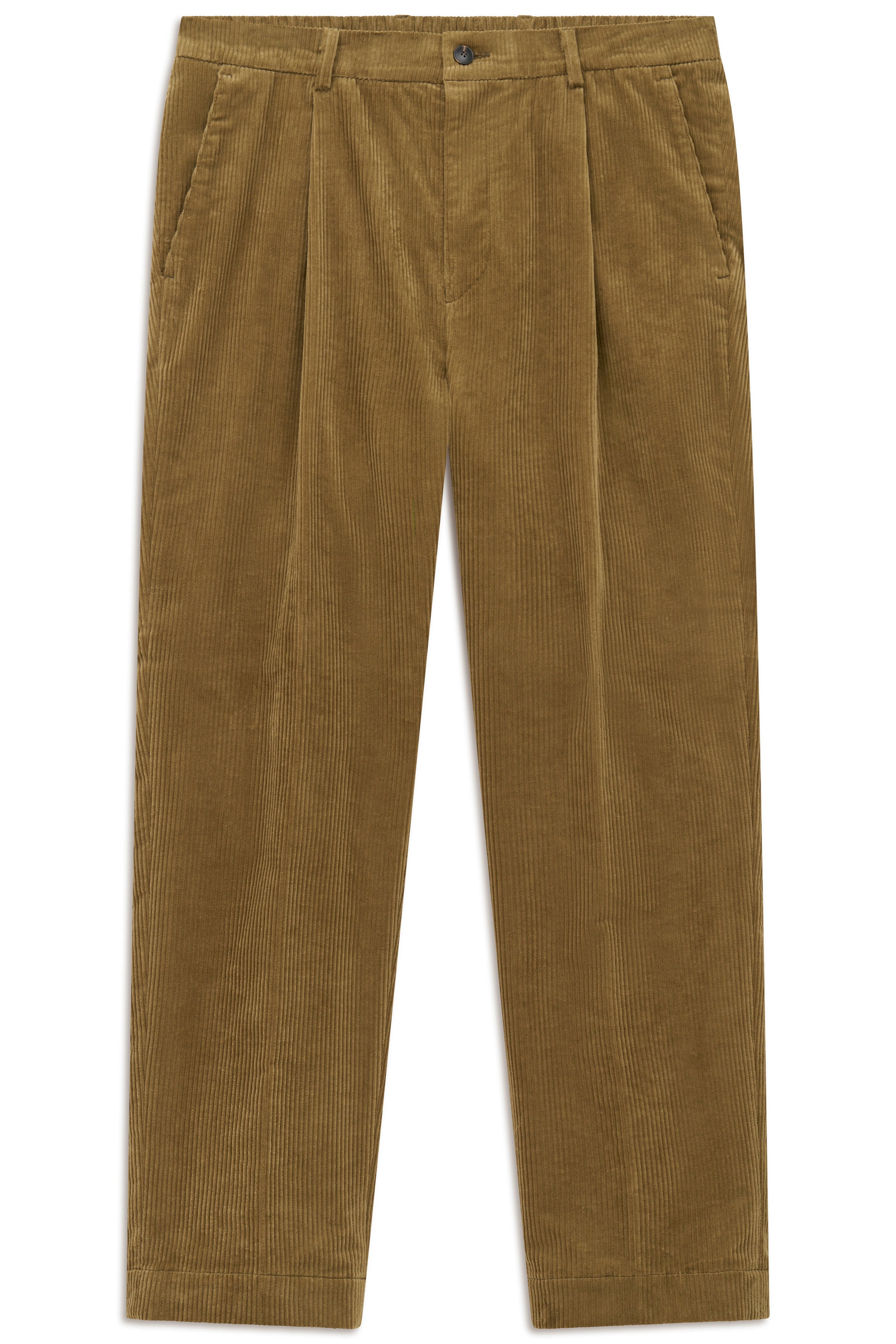 Model mit gemustertem Hemd in Grün und Blumenmuster, beige Cordhose, schwarze Schuhe, entspannte Pose.
