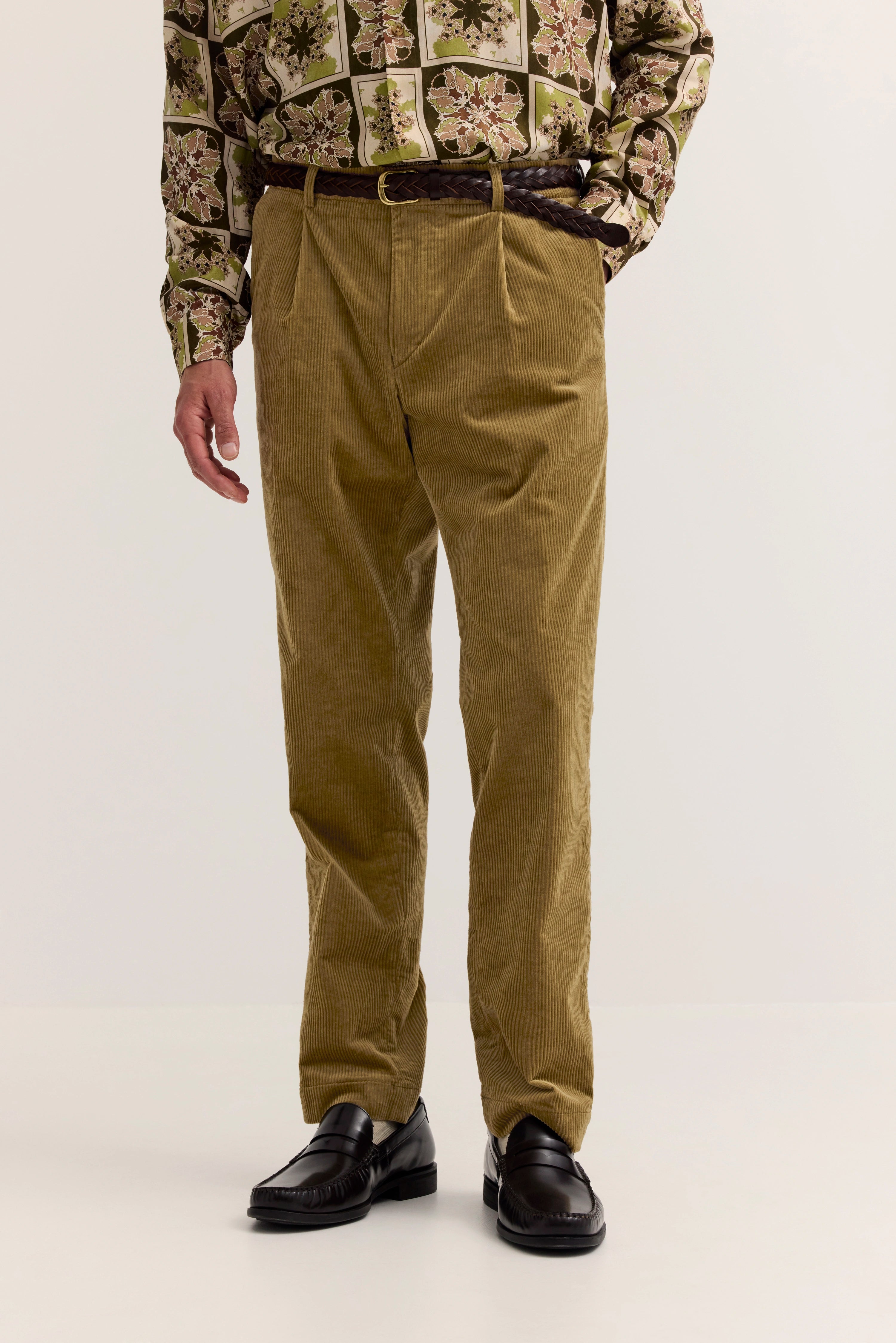 Khakifarbene Cordhose mit gemusterter Hemdansicht, legeres Büstenbild.