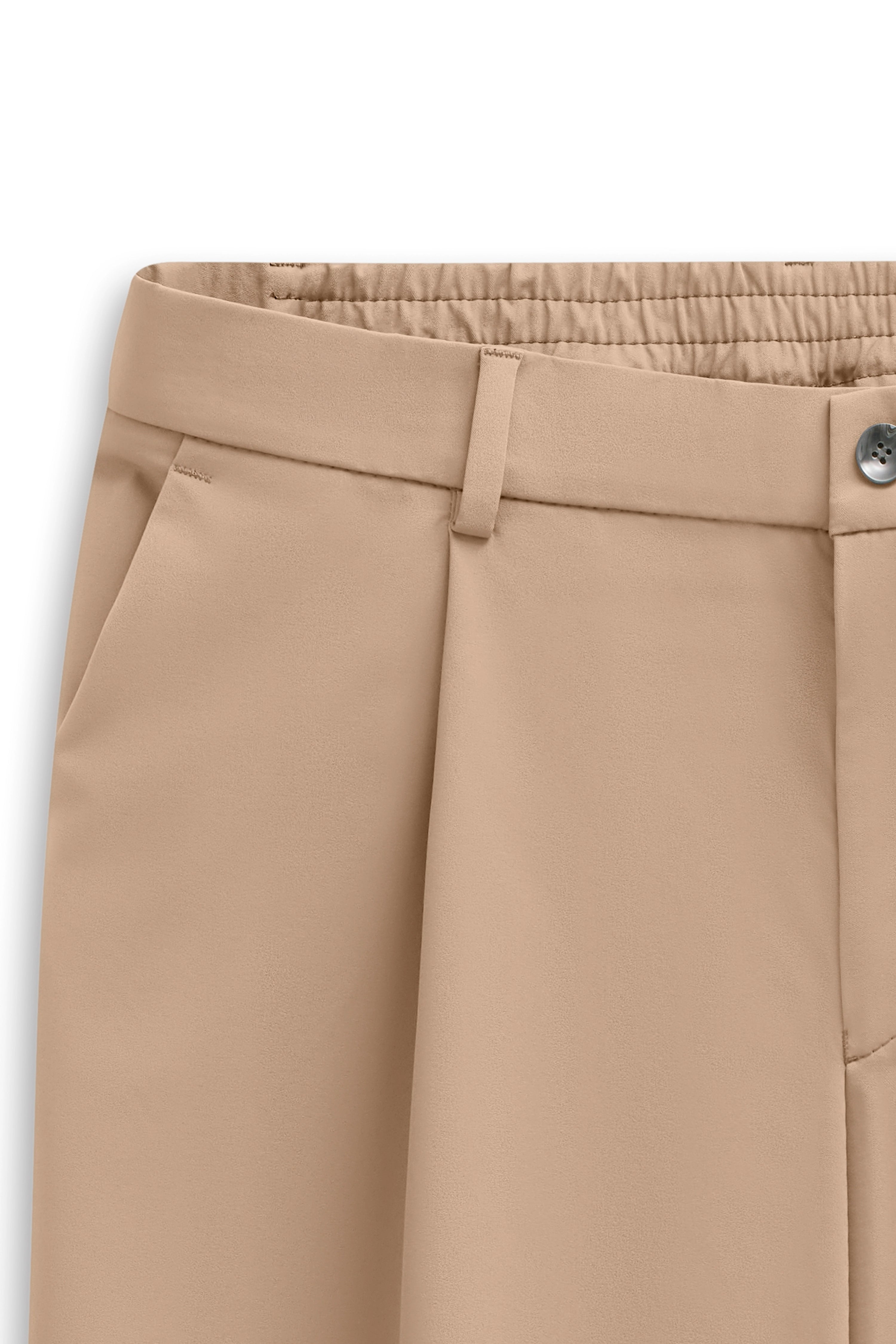 Beige bugatti-Hose mit elastischem Bund, Detailaufnahme.