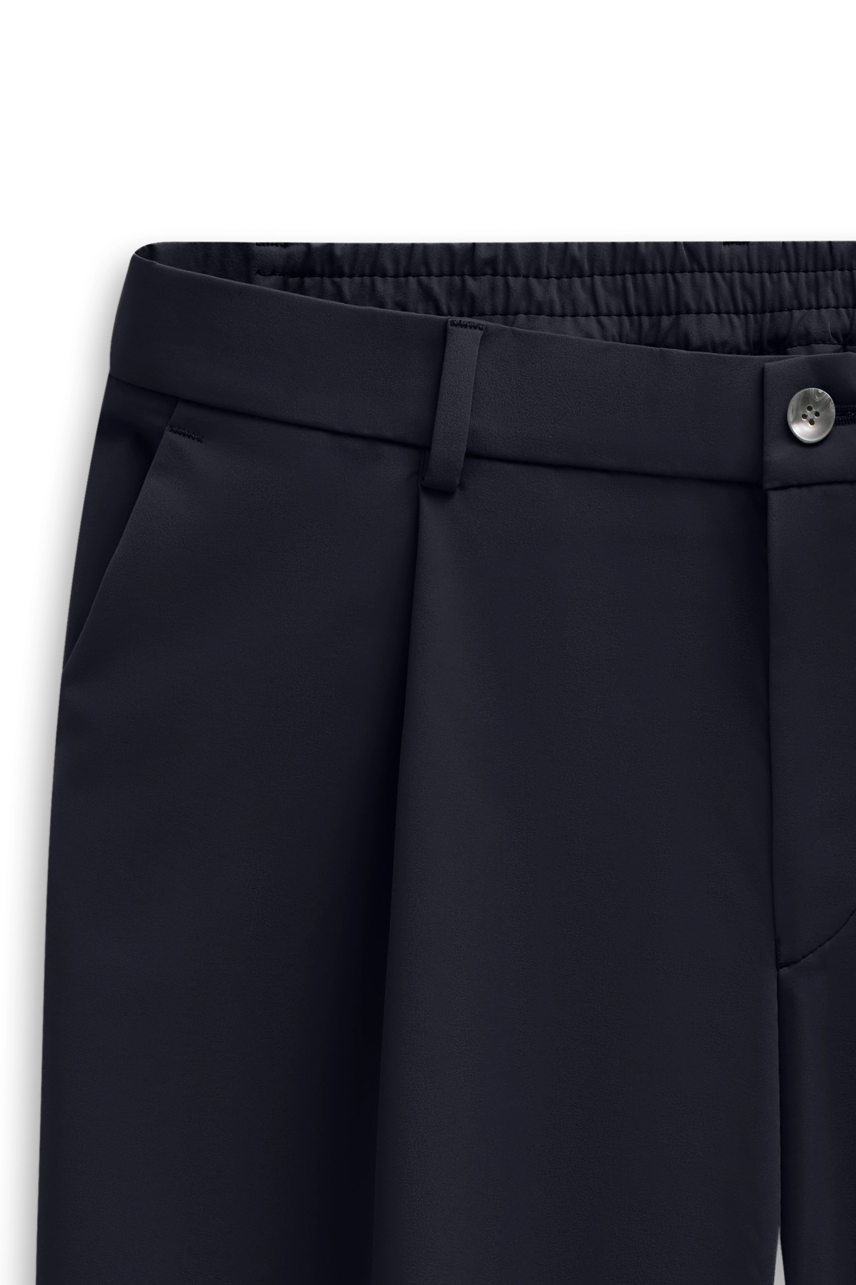 Elegante dunkle bugatti Hose, Detailaufnahme, zeigt hochwertige Verarbeitung und zeitlosen Stil.