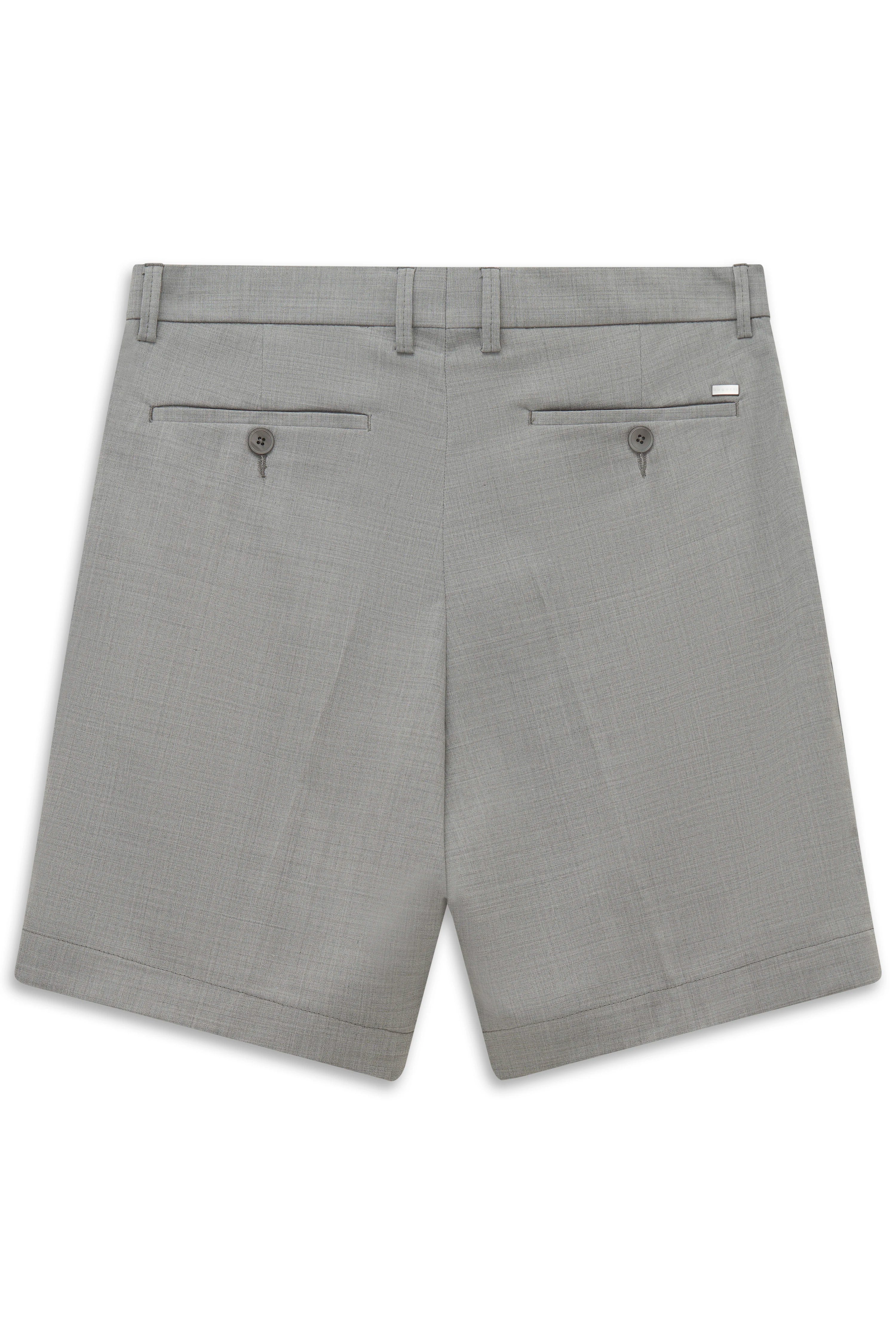 Graue bugatti-Shorts, Büstenbild, elegante Falten, hochwertige Verarbeitung.