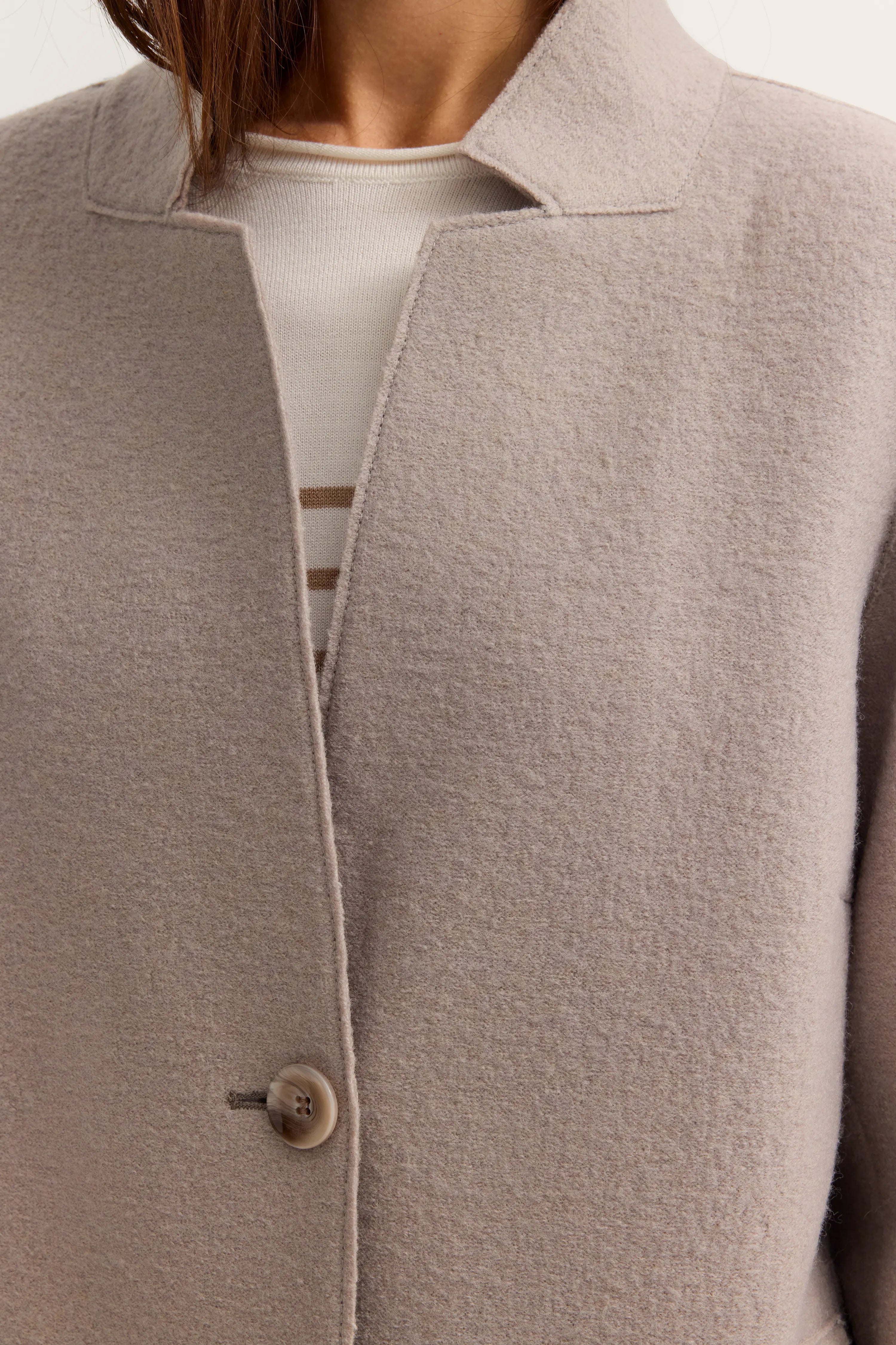 Beiger bugatti Mantel, Detailansicht, über gestreiftem Pullover, Büstenbild.