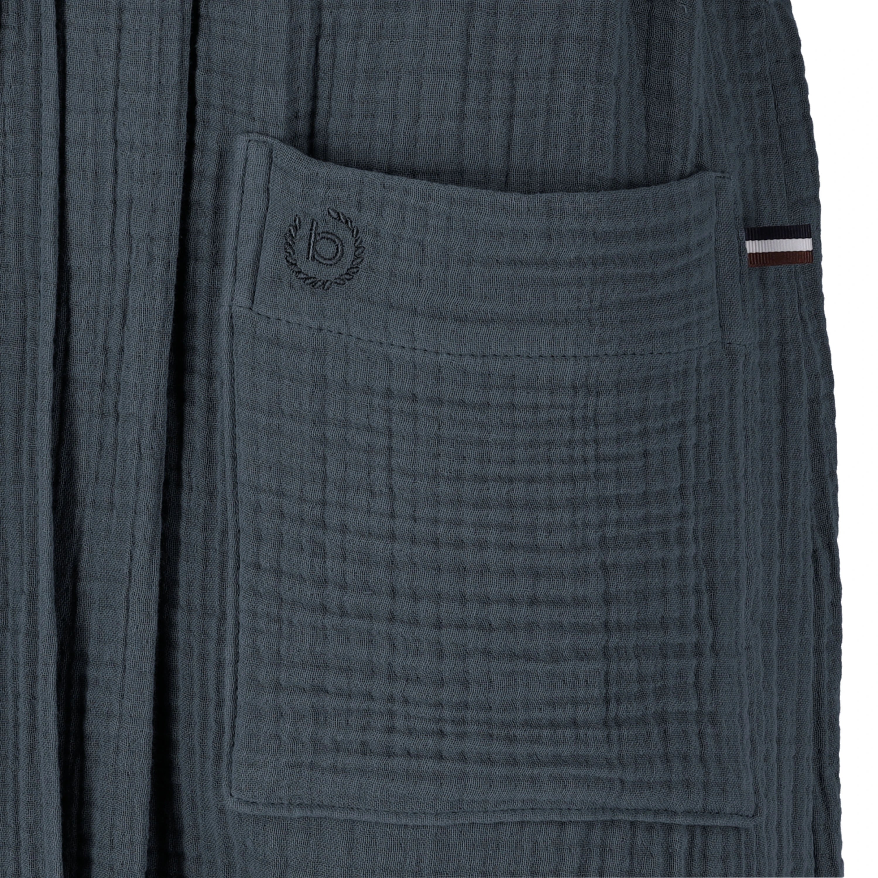 Dunkelblauer Waffel-Bademantel von bugatti, Detailansicht der Tasche mit Logo.