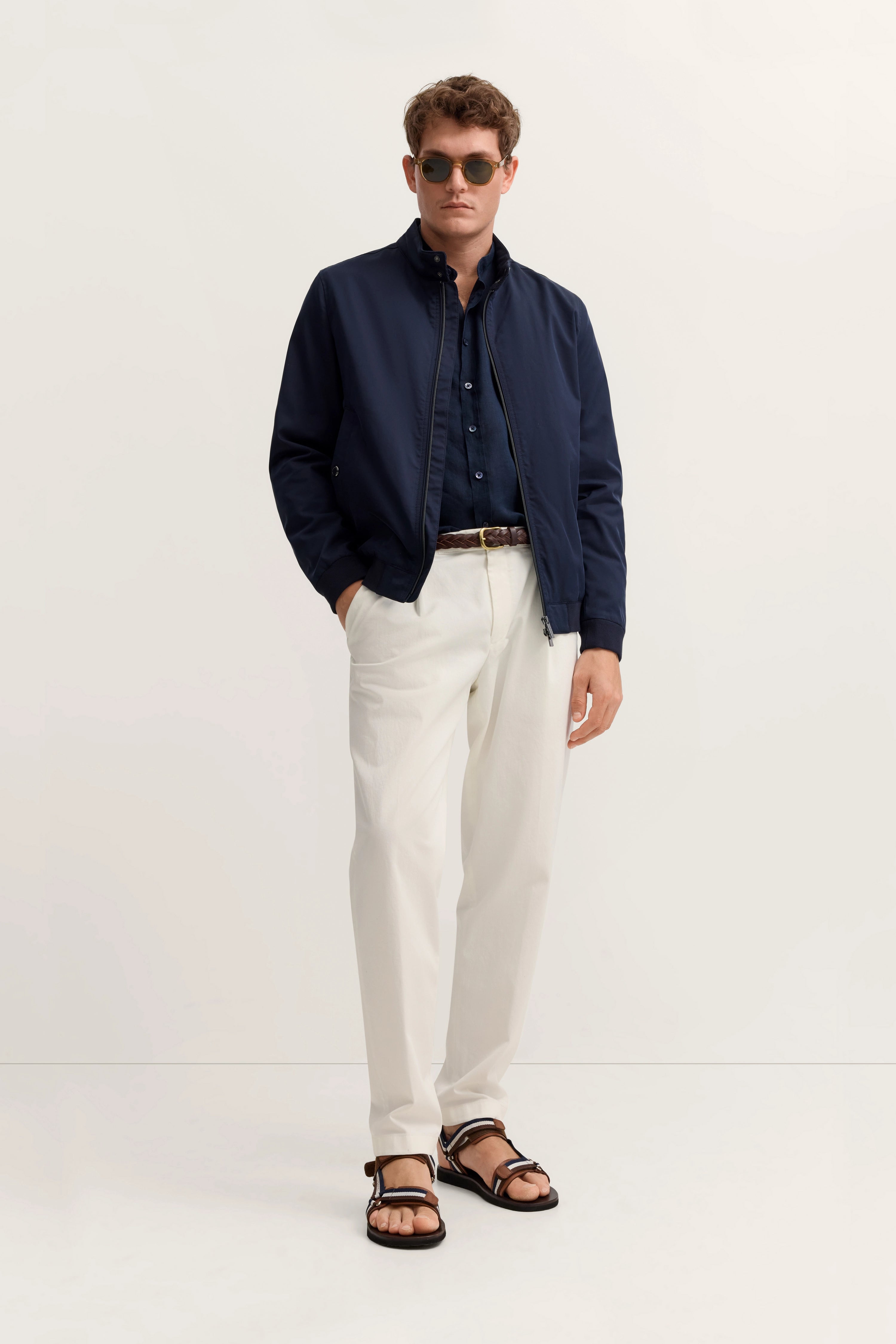 Navy Blousonjacke von bugatti, Detailaufnahme, kombiniert mit weißer Hose.
