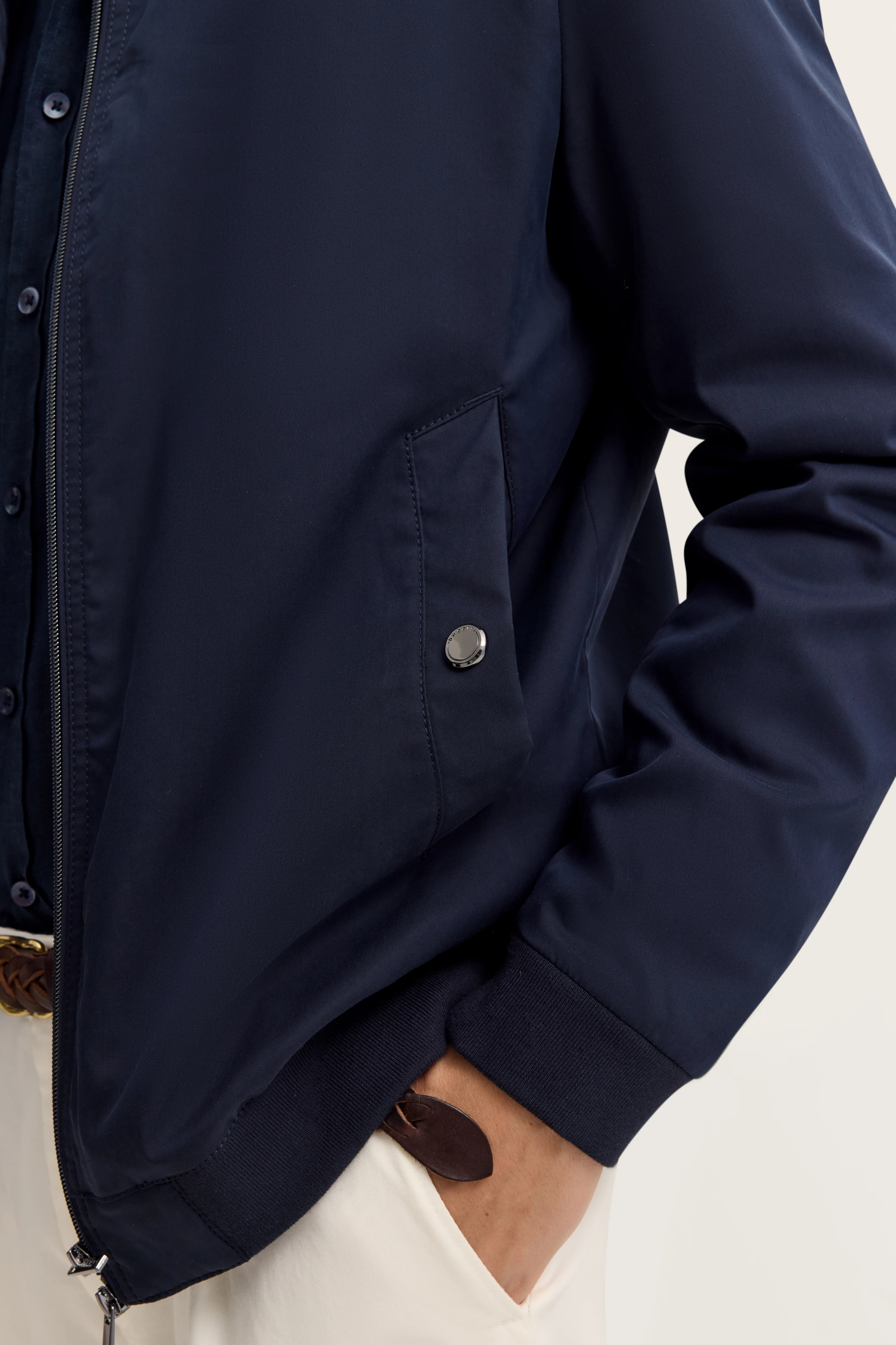 bugatti Herrenjacke in Navy, Modelbild von hinten, entspannte Haltung.