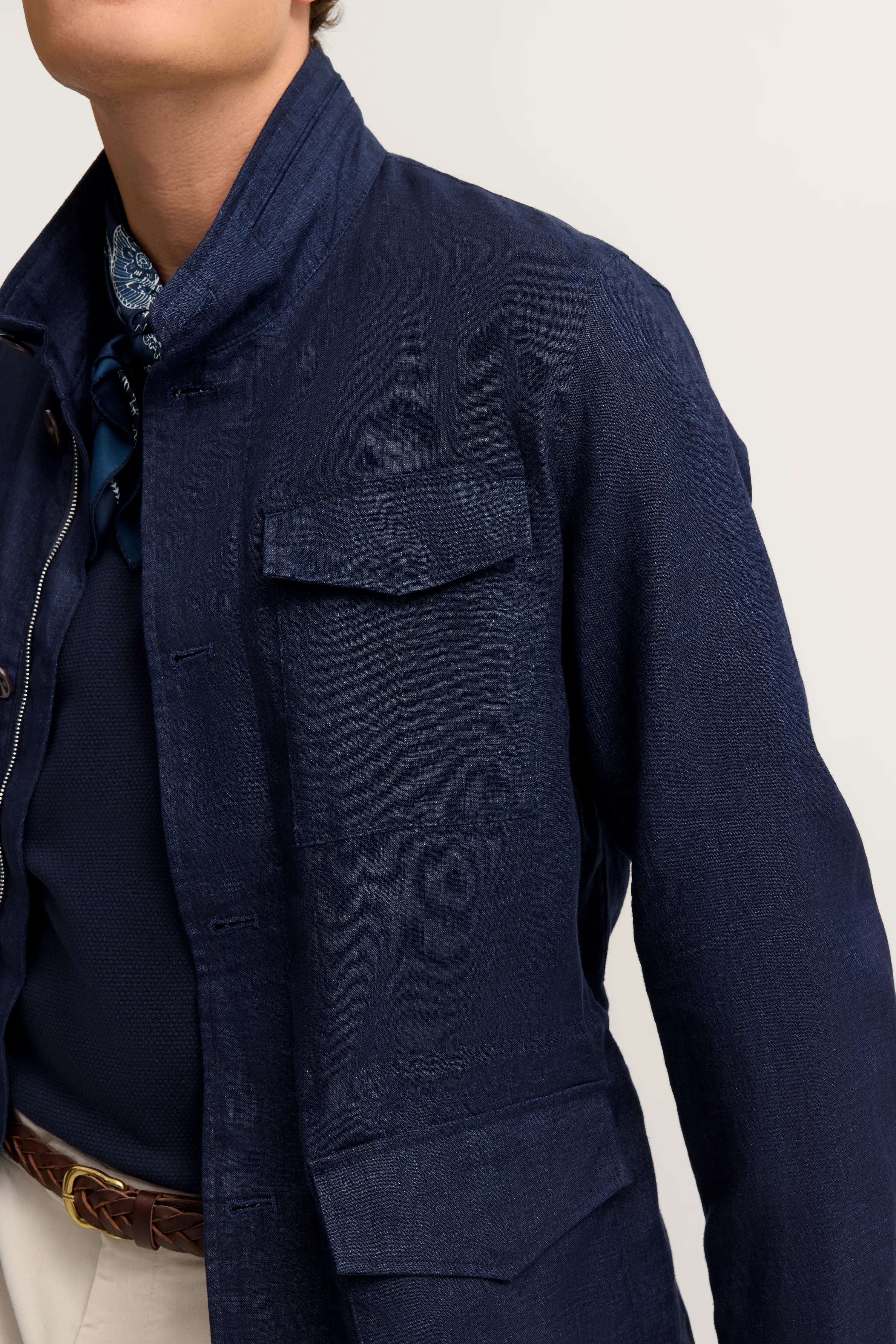 Navy Jacke, weißes Hemd, brauner Gürtel, Detailansicht, legerer Stil.