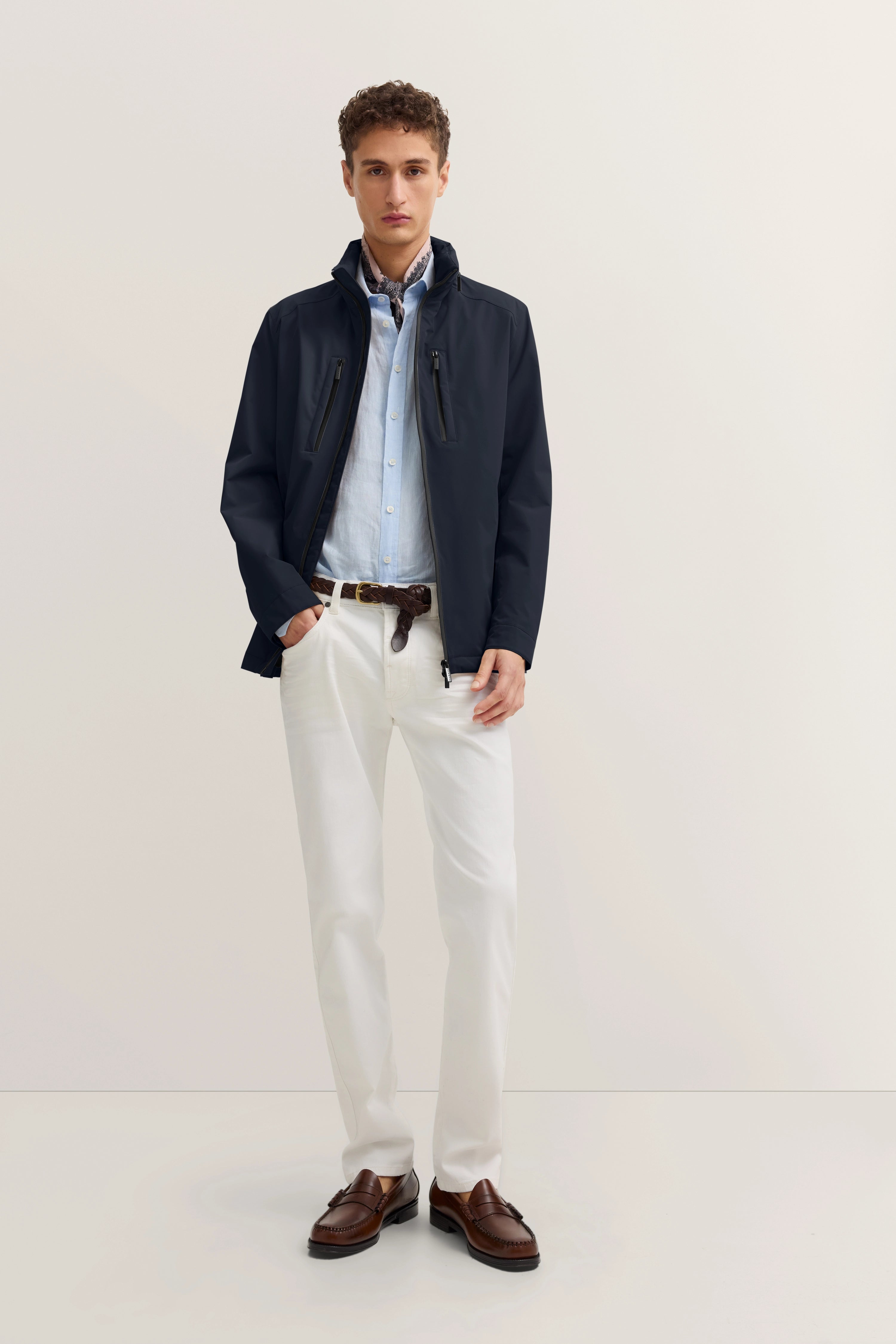 bugatti Herrenjacke in Dunkelblau, Modelbild im Halbprofil, entspannter Look.