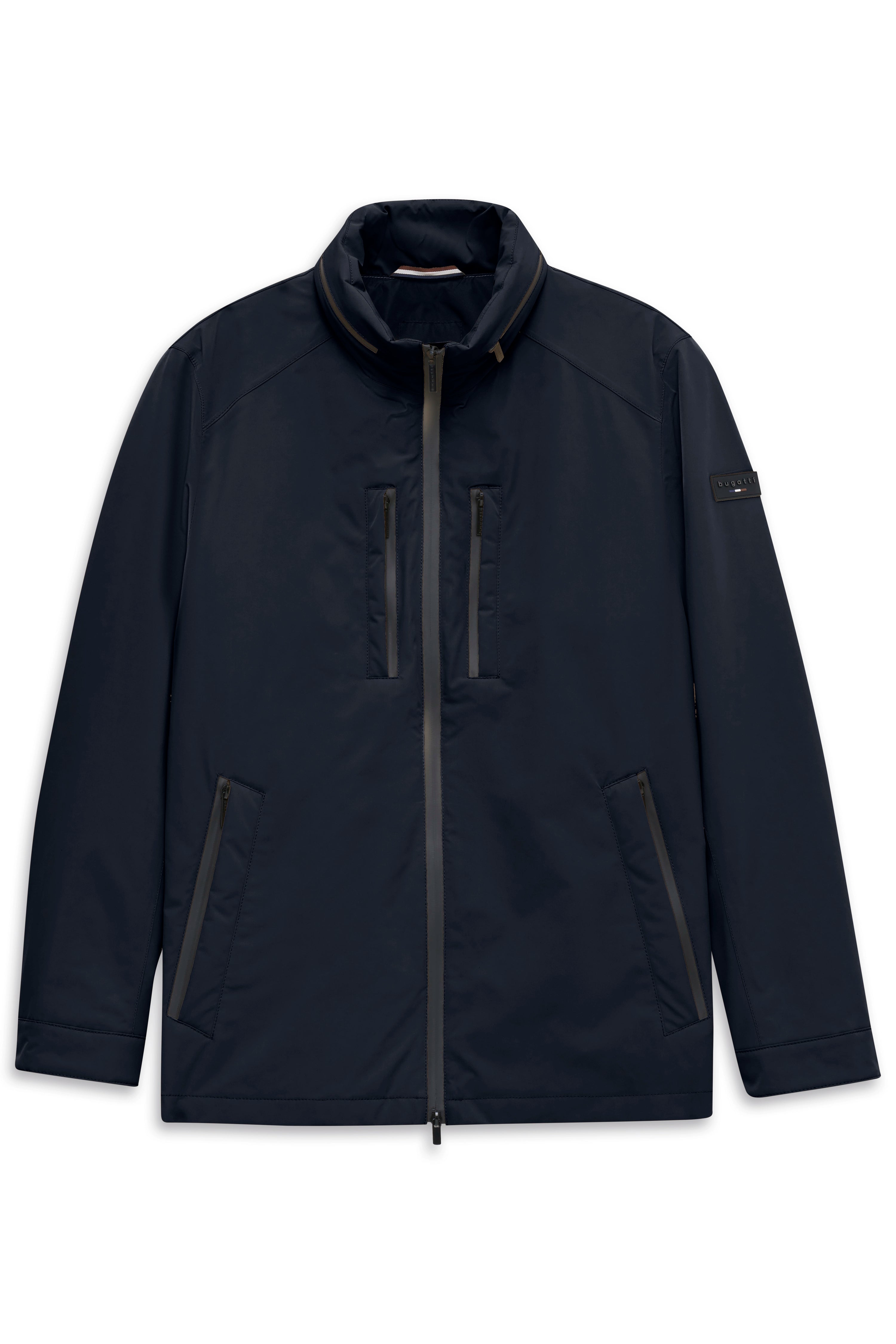 bugatti Model in navy Jacke, hellblauem Hemd, weißen Hosen, braunen Schuhen, lässig stehend.