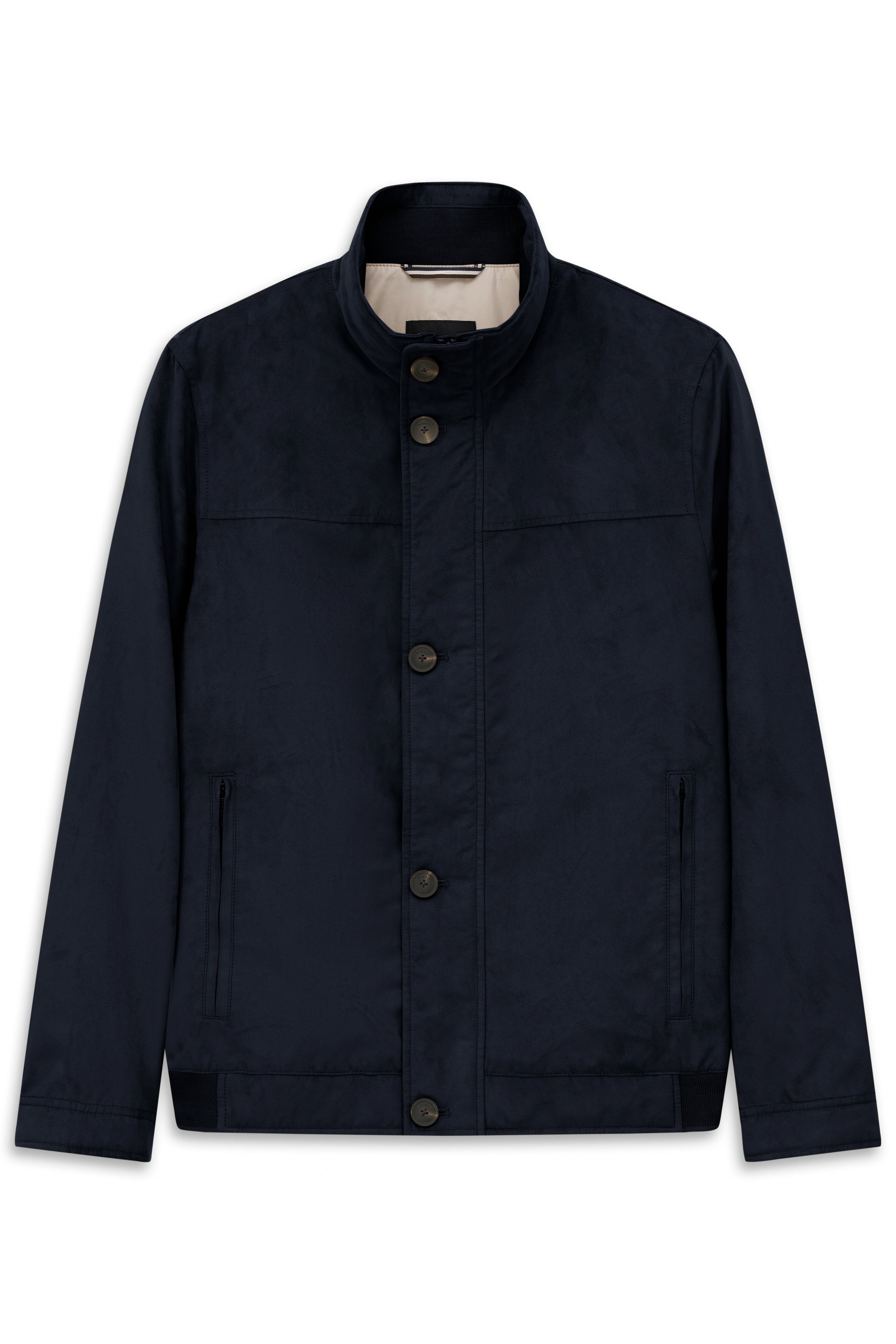 Navy blaue bugatti Jacke mit Stehkragen und Knopfleiste, Büstenbild.