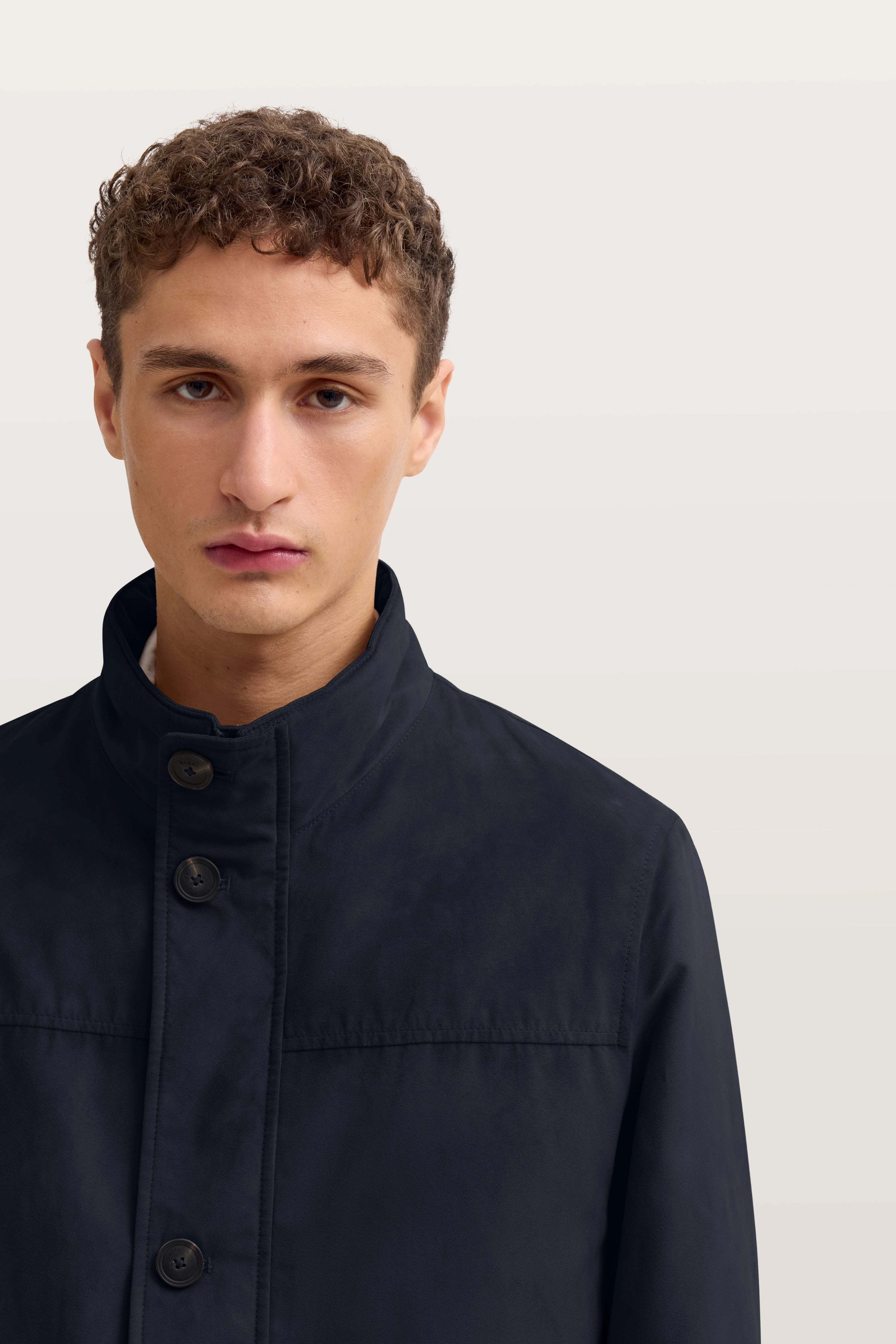 bugatti Herrenjacke in Dunkelblau, Modellbild mit frontaler Pose.