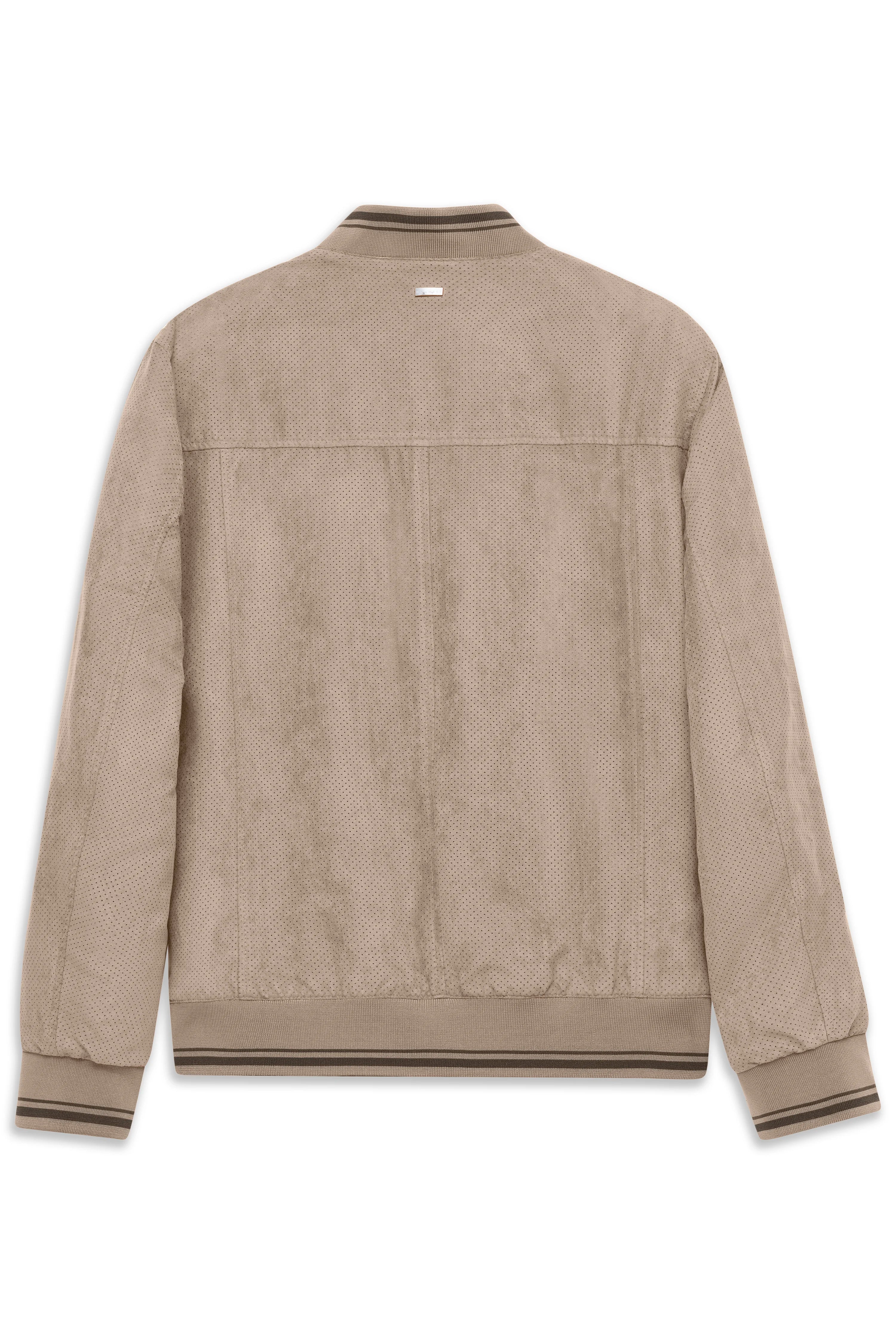 Rückansicht einer beige bugatti Jacke, perforiertes Design, Bündchen mit Streifen, legeres Büstenbild.