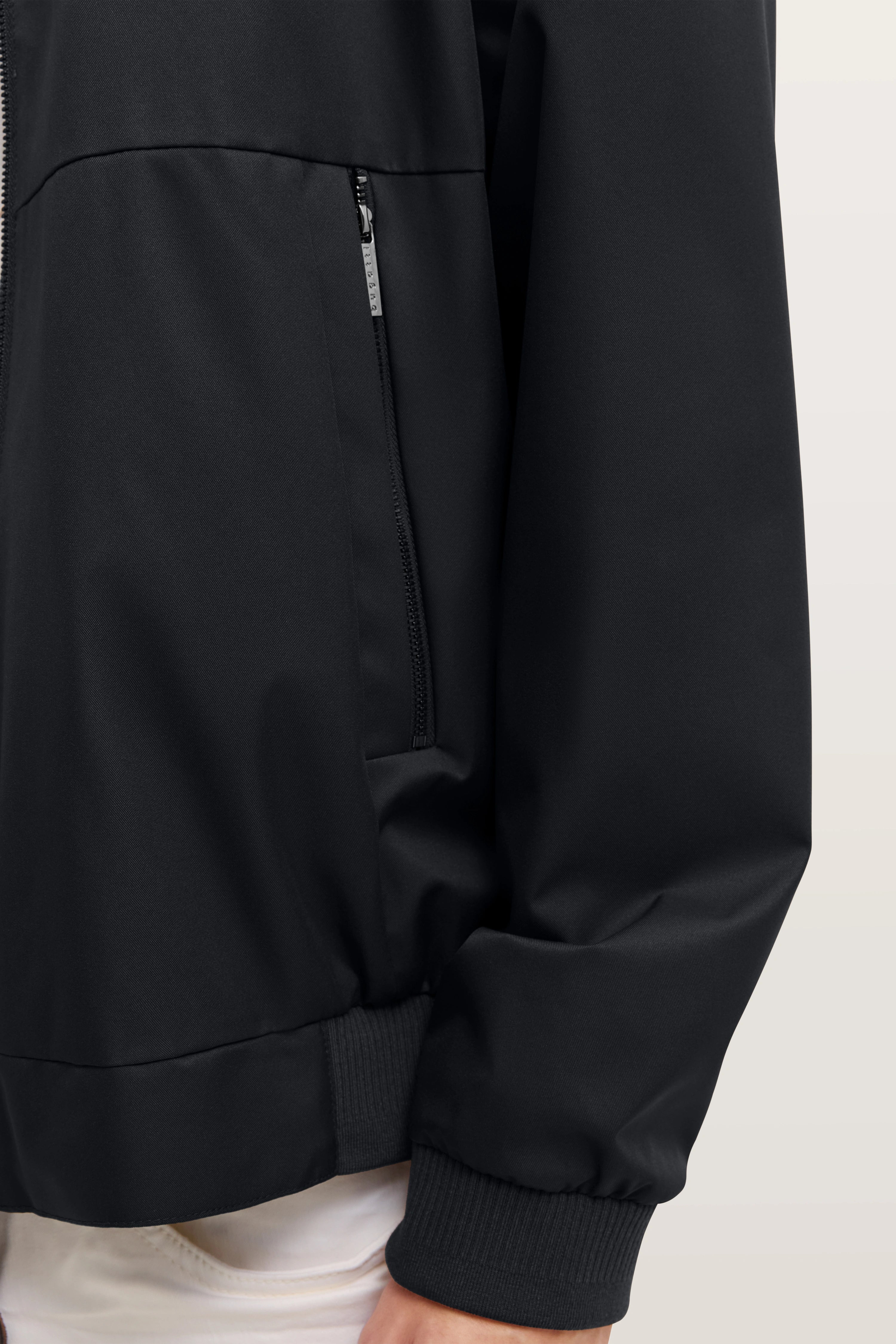Schwarze bugatti Jacke, Detailansicht, mit Reißverschluss und elastischem Bund.